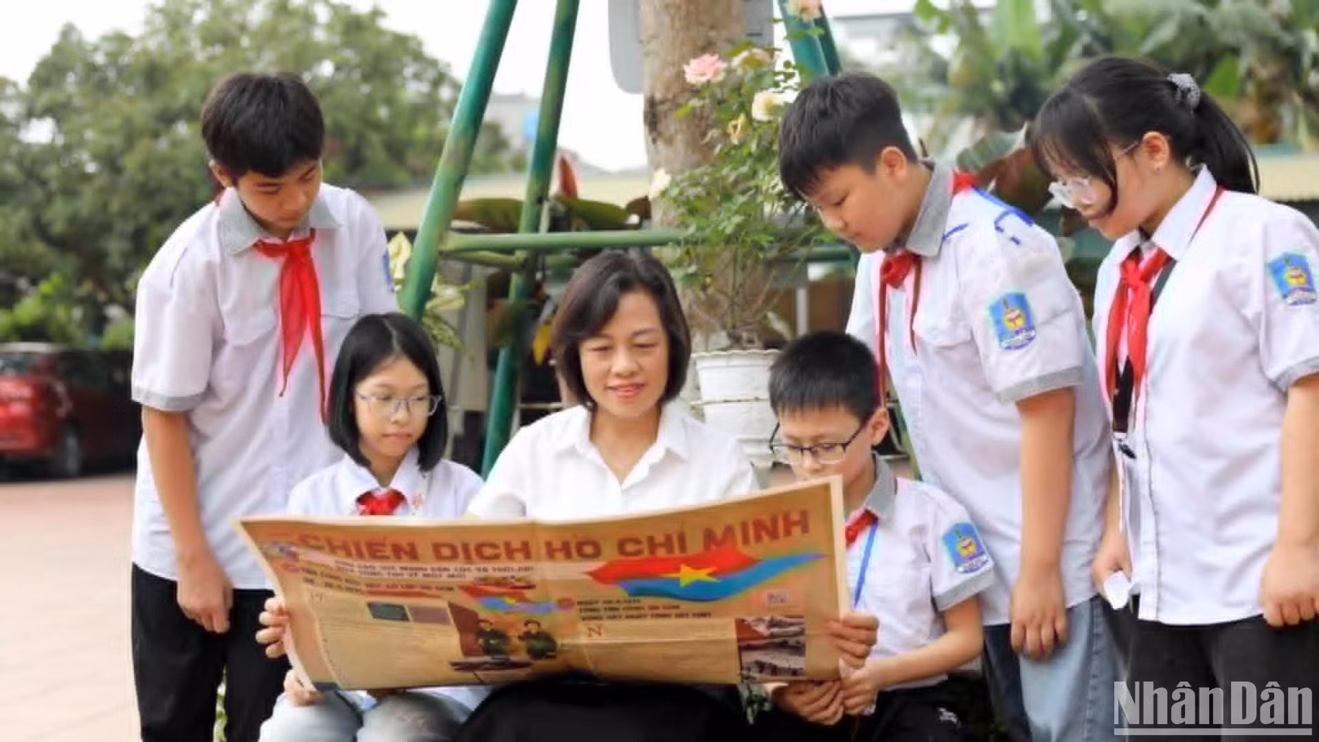 Cô Nguyễn Thị Việt Hoa, Hiệu trưởng Trường trung học cơ sở Trần Phú (thành phố Thái Bình) cùng các em học sinh trải nghiệm ấn phẩm đặc biệt kỷ niệm 50 năm Giải phóng miền nam, thống nhất đất nước do Báo Nhân Dân phát hành. Cô Nguyễn Thị Việt Hoa, Hiệu trưởng Trường trung học cơ sở Trần Phú (thành phố Thái Bình) cùng các em học sinh trải nghiệm ấn phẩm đặc biệt kỷ niệm 50 năm Giải phóng miền nam, thống nhất đất nước do Báo Nhân Dân phát hành.