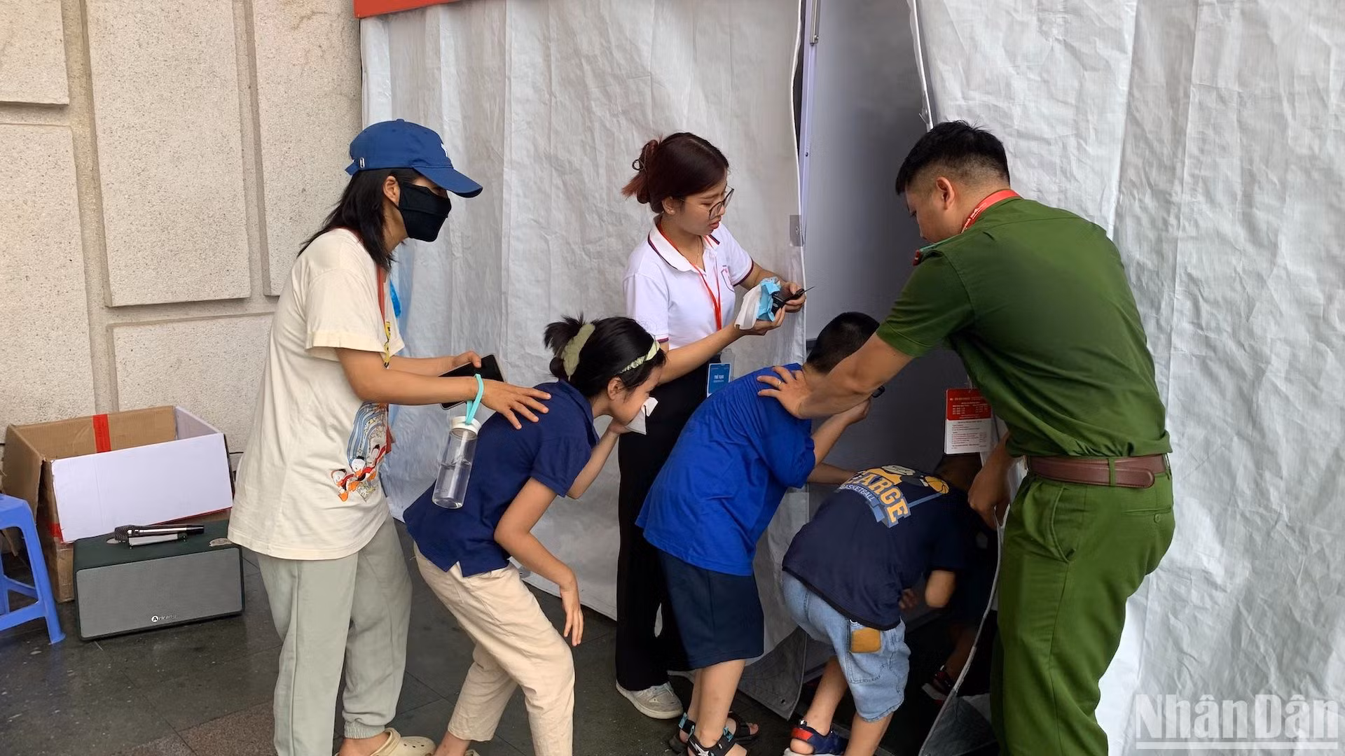 Không chỉ các em nhỏ, kỹ năng này cũng thu hút nhiều người lớn tham gia trải nghiệm. "Tôi đã xem nhiều tài liệu hướng dẫn nhưng đây là lần đầu tiên tôi trải nghiệm thực tế di chuyển trong môi trường nhiều khói, đây thực sự là một trải nghiệm rất hữu ích", chị Nguyễn Thanh Mai (Hà Đông, Hà Nội) chia sẻ khi cùng các con trải nghiệm tại triển lãm.