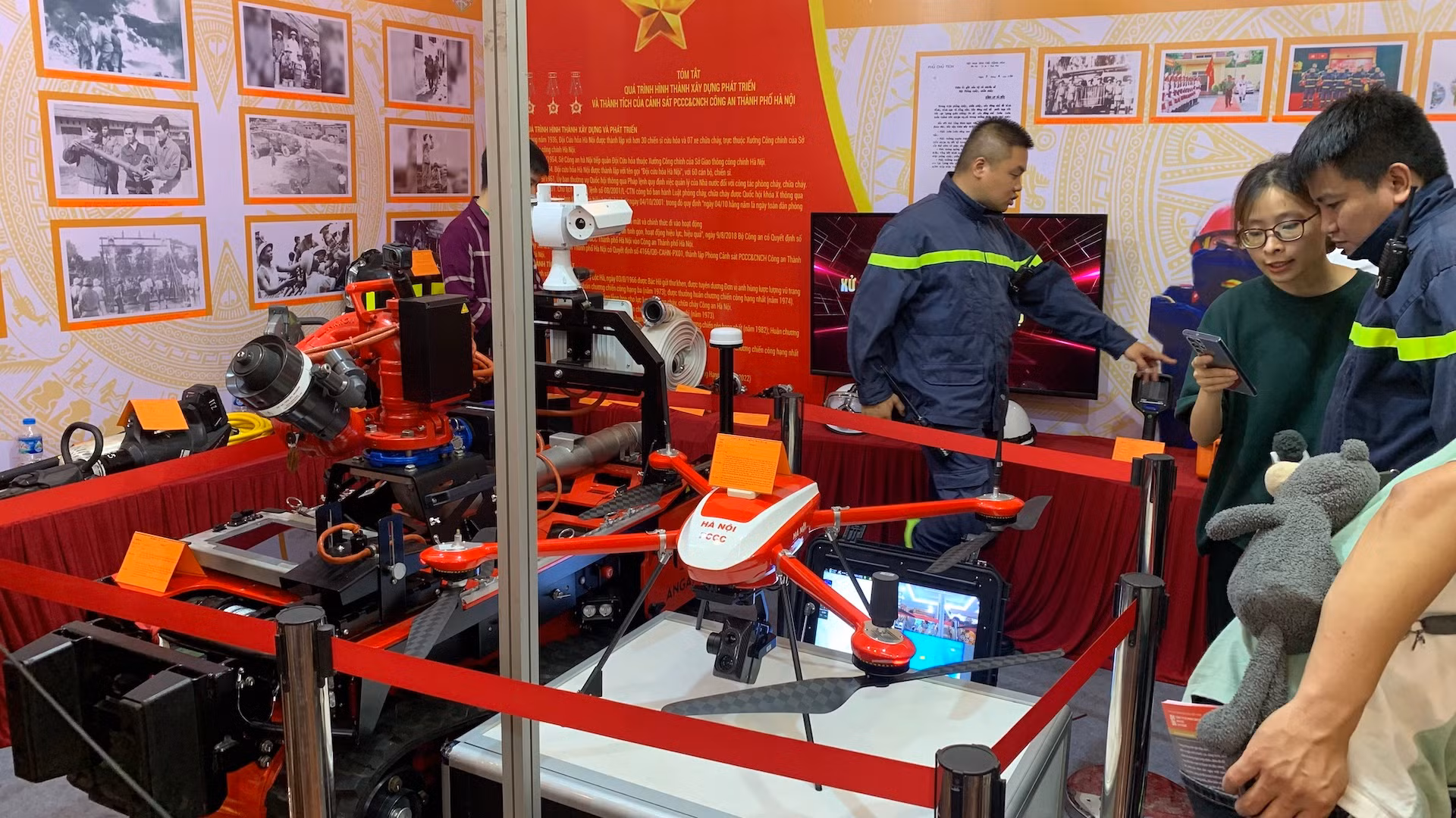 Ngoài các hoạt động trải nghiệm, triển lãm còn trưng bày, giới thiệu nhiều trang thiết bị phòng cháy, chữa cháy hiện đại. Trong ảnh, thiết bị bay không người lái và rô bốt chữa cháy tại gian trưng bày của Cảnh sát Phòng cháy chữa cháy và Cứu nạn cứu hộ - Công an thành phố Hà Nội.