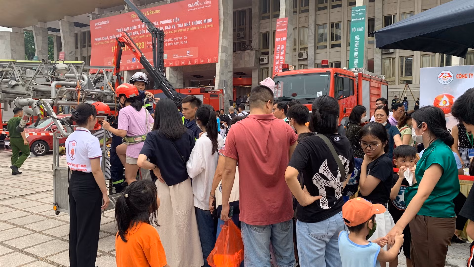 Rất đông phụ huynh cùng con em đến tham quan và trải nghiệm tại triển lãm.