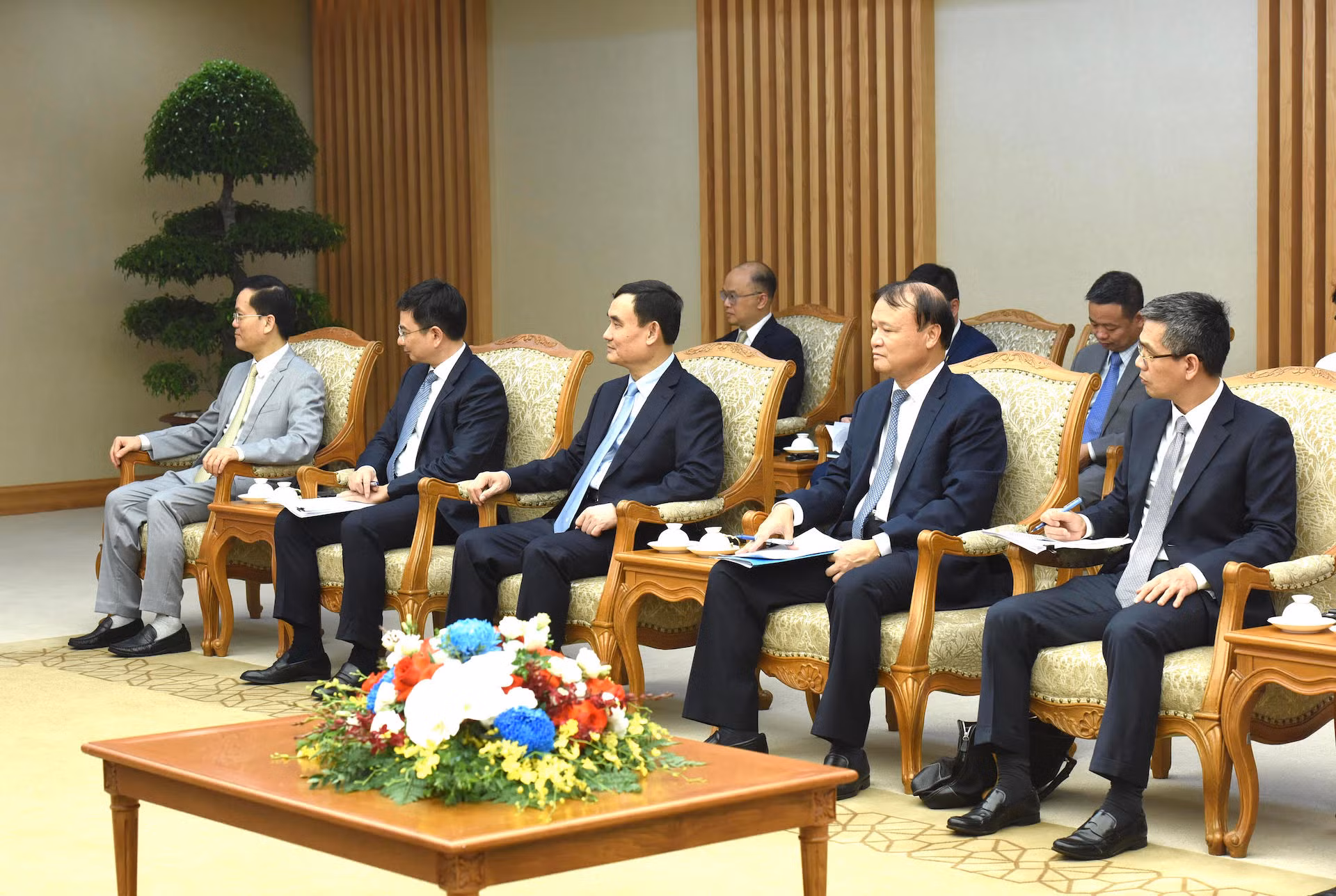 Đại diện lãnh đạo các bộ, ban ngành của Chính phủ Việt Nam tham dự buổi tiếp. Đại diện lãnh đạo các bộ, ban ngành của Chính phủ Việt Nam tham dự buổi tiếp.