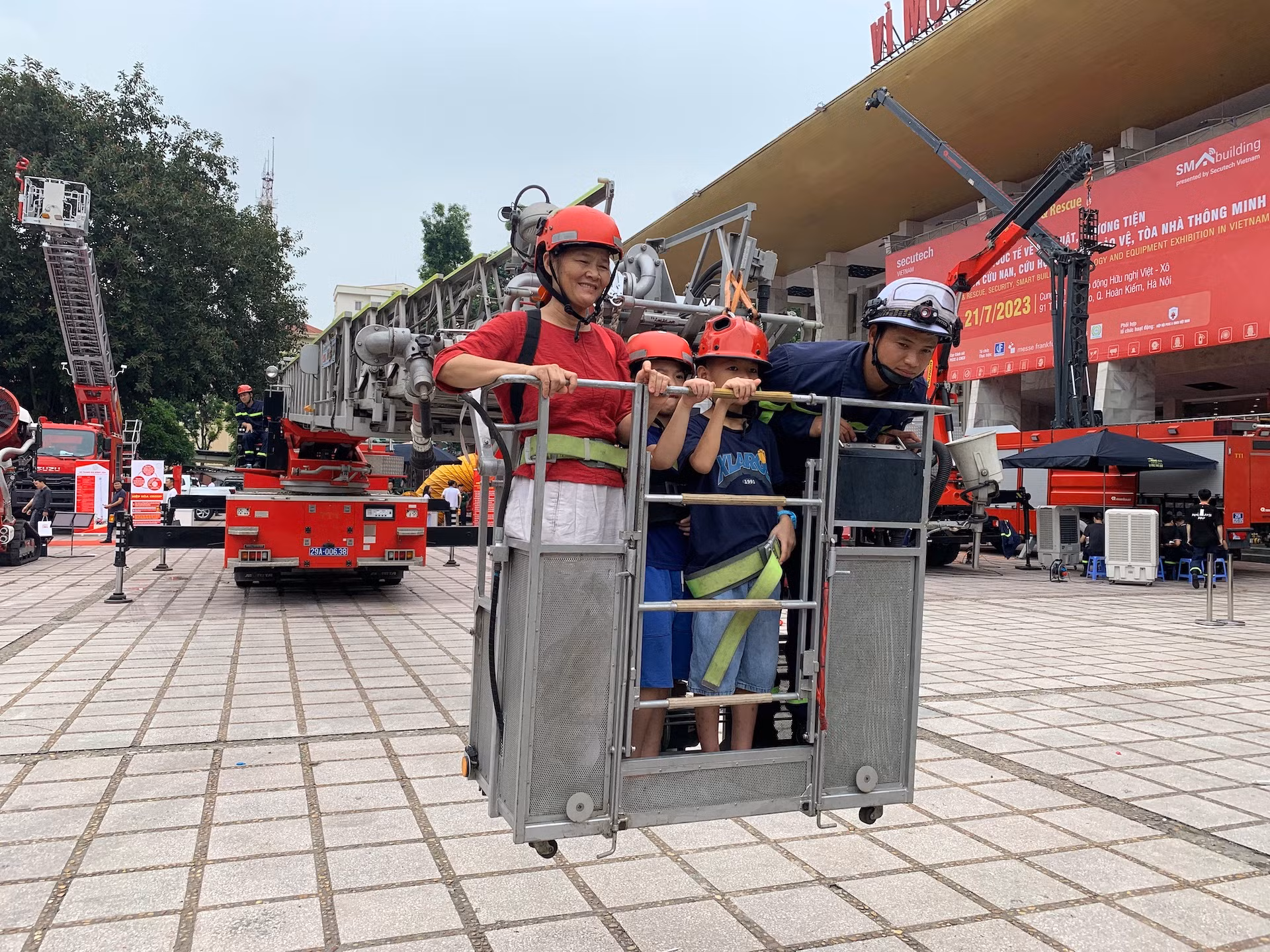 Mọi trải nghiệm tại triển lãm đều được các chiến sĩ cảnh sát phòng cháy chữa cháy hướng dẫn tận tình và đều là các trải nghiệm không mất phí.