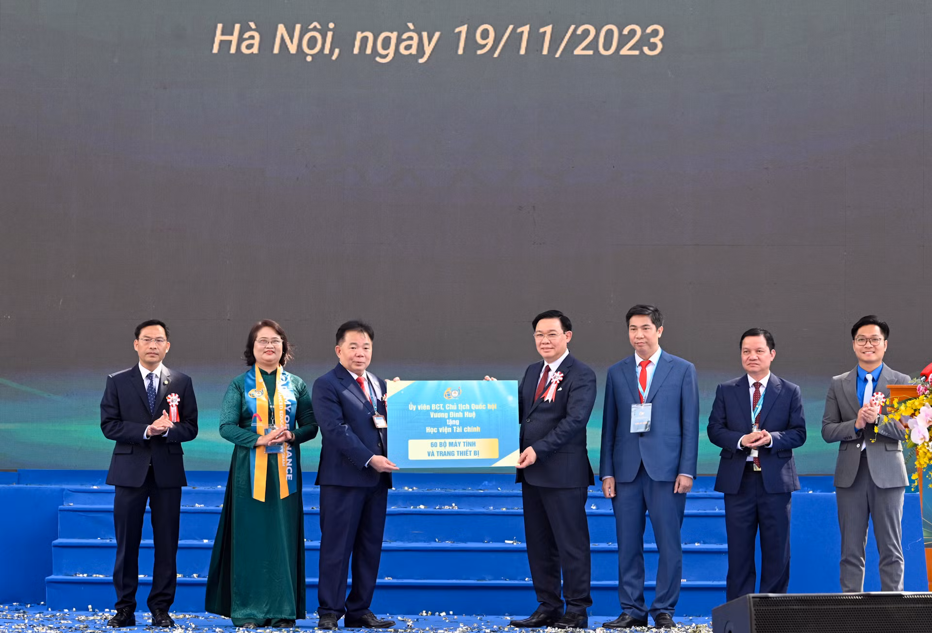 Chủ tịch Quốc hội Vương Đình Huệ tặng 60 bộ máy tính và trang thiết bị cho Học viện Tài chính.
