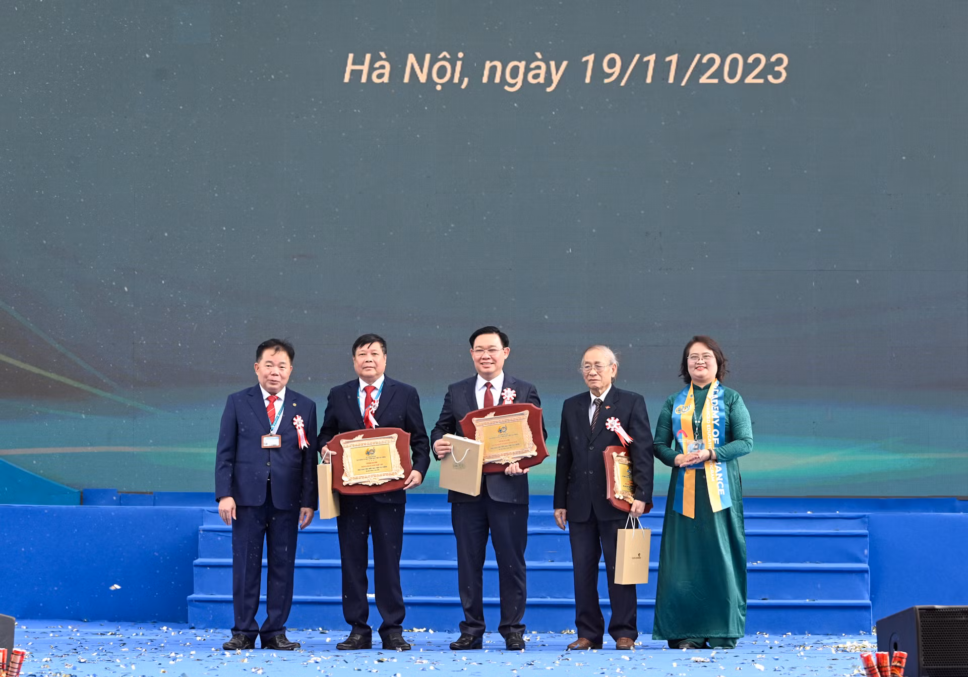 Lãnh đạo Học viện Tài chính trao biểu trưng và tặng hoa tri ân các Nhà giáo tiêu biểu của trường.