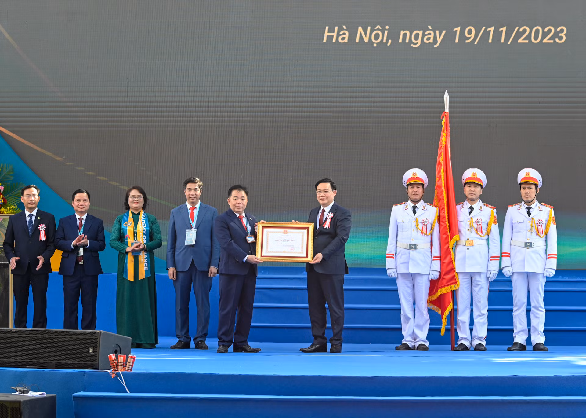 Chủ tịch Quốc hội Vương Đình Huệ trao Huân chương Lao động hạng Nhất cho Học viện Tài chính.