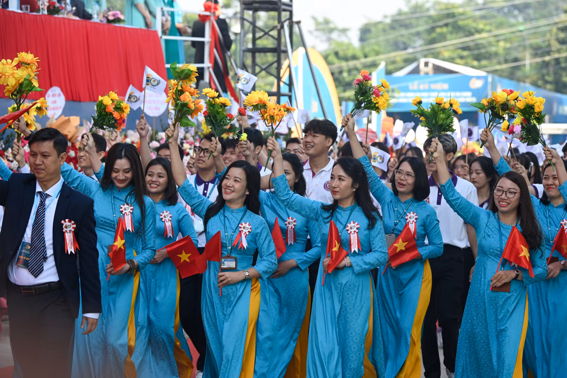 Cán bộ, giảng viên và sinh viên Học viện Tài chính diễu hành tại lễ kỷ niệm.