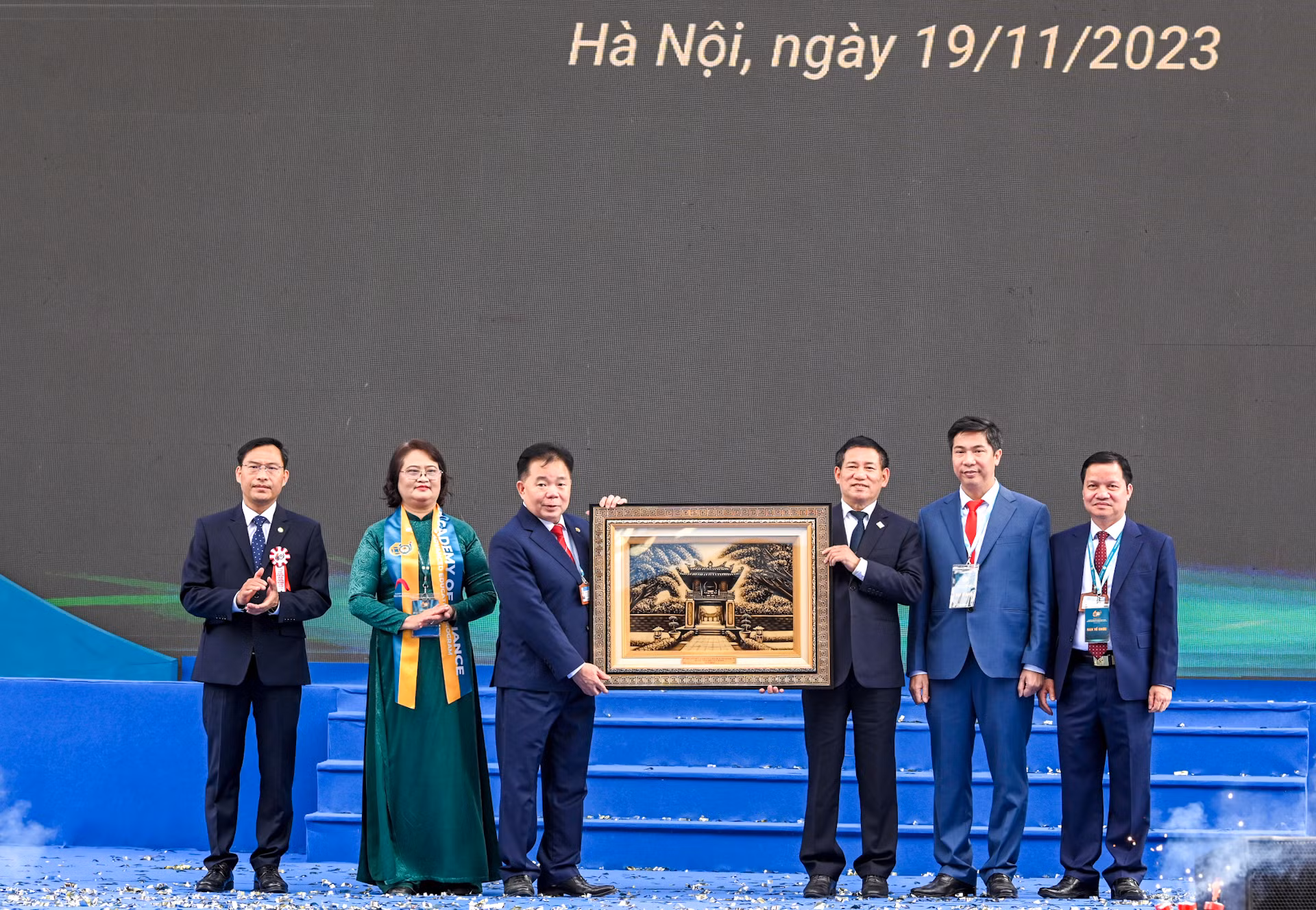 Bộ trưởng Tài chính Hồ Đức Phớc trao quà cho Học viện Tài chính.