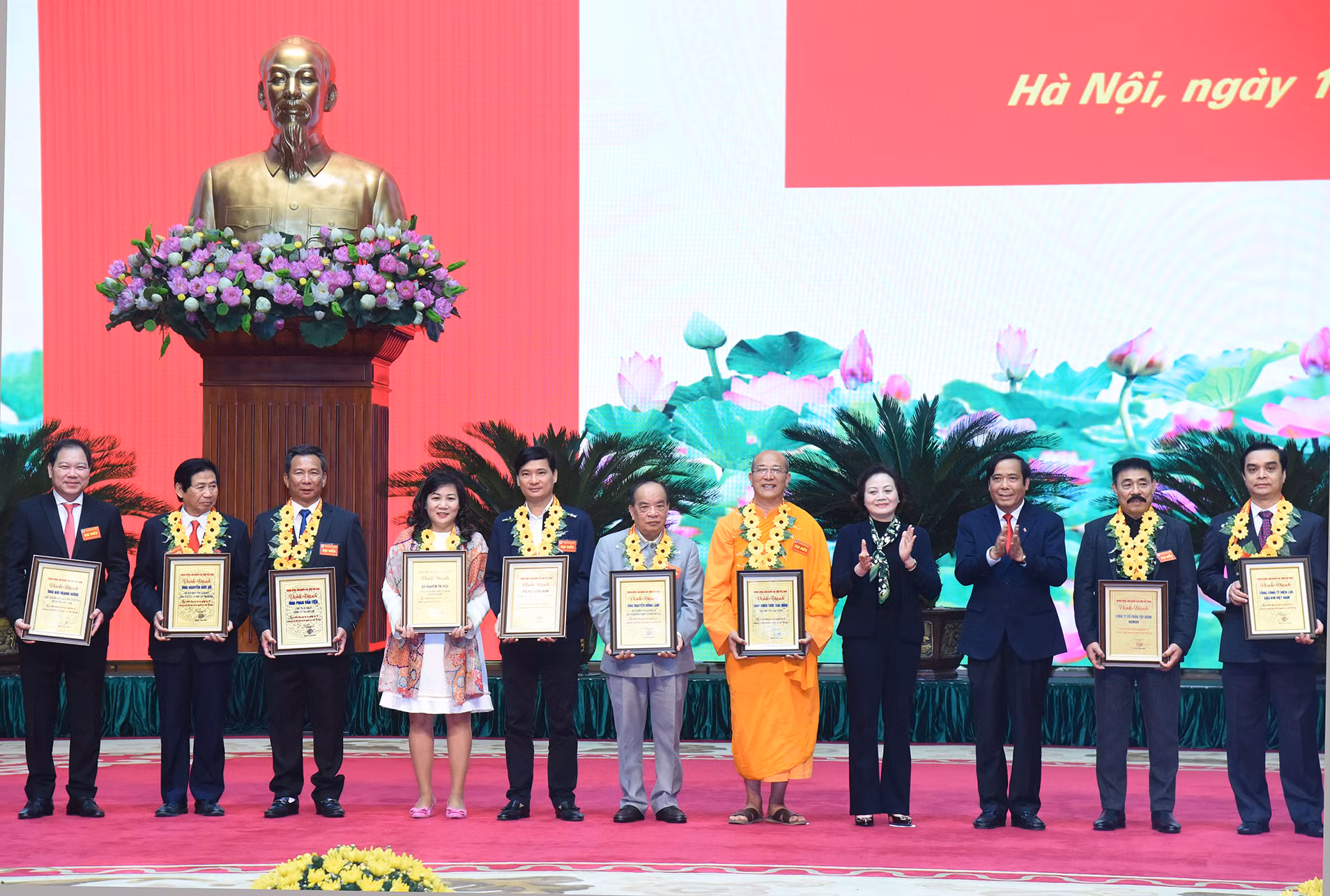 Bộ trưởng Nội vụ Phạm Thị Thanh Trà và Chủ tịch Hội Người cao tuổi Việt Nam Nguyễn Thanh Bình vinh danh các tập thể có nhiều đóng góp cho sự nghiệp bảo vệ, chăm sóc và phát huy vai trò người cao tuổi.