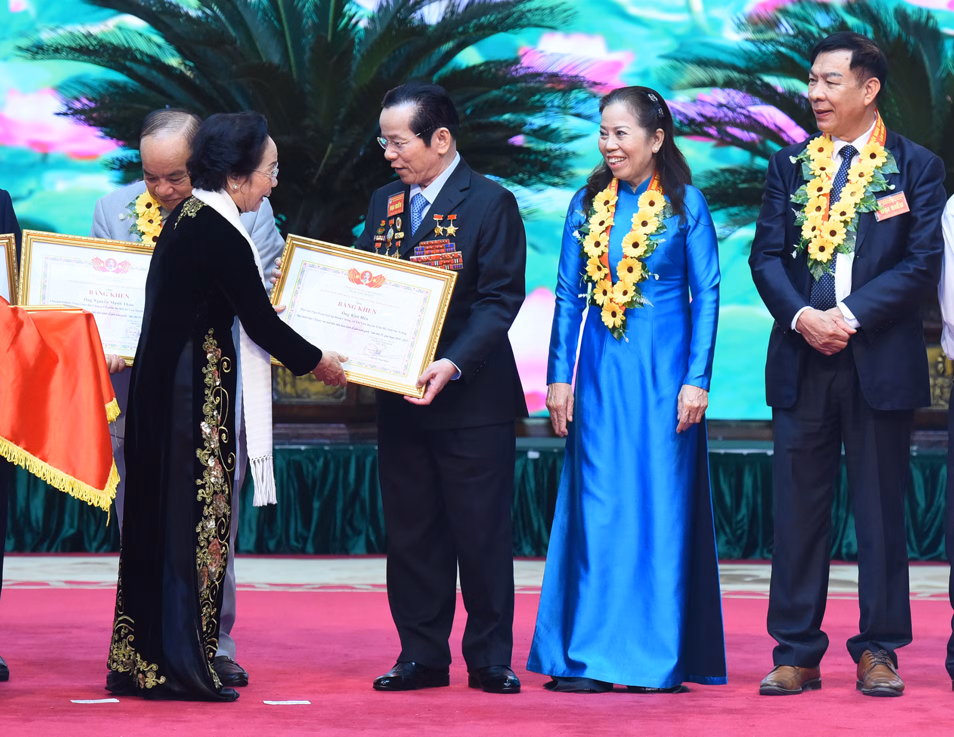 Nguyên Phó chủ tịch nước Nguyễn Thị Doan trao Bằng khen của Ban Chấp hành Trung ương Hội Người cao tuổi Việt Nam cho các cá nhân.