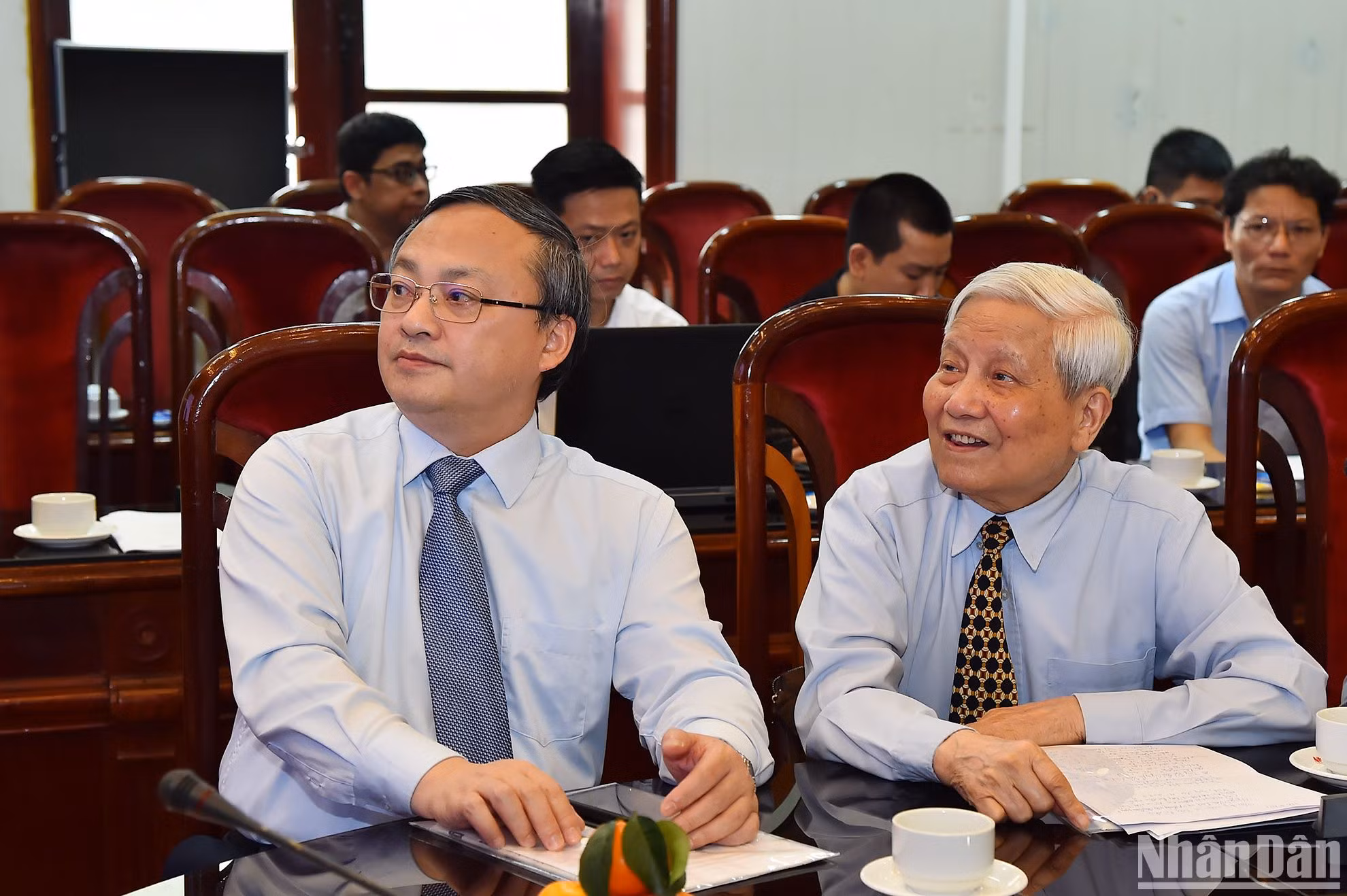Nhà báo lão thành Cách mạng Hà Đăng và Tổng Giám đốc Đài Tiếng nói Việt Nam Đỗ Tiến Sỹ tham dự buổi lễ tại Trụ sở Báo Nhân Dân.