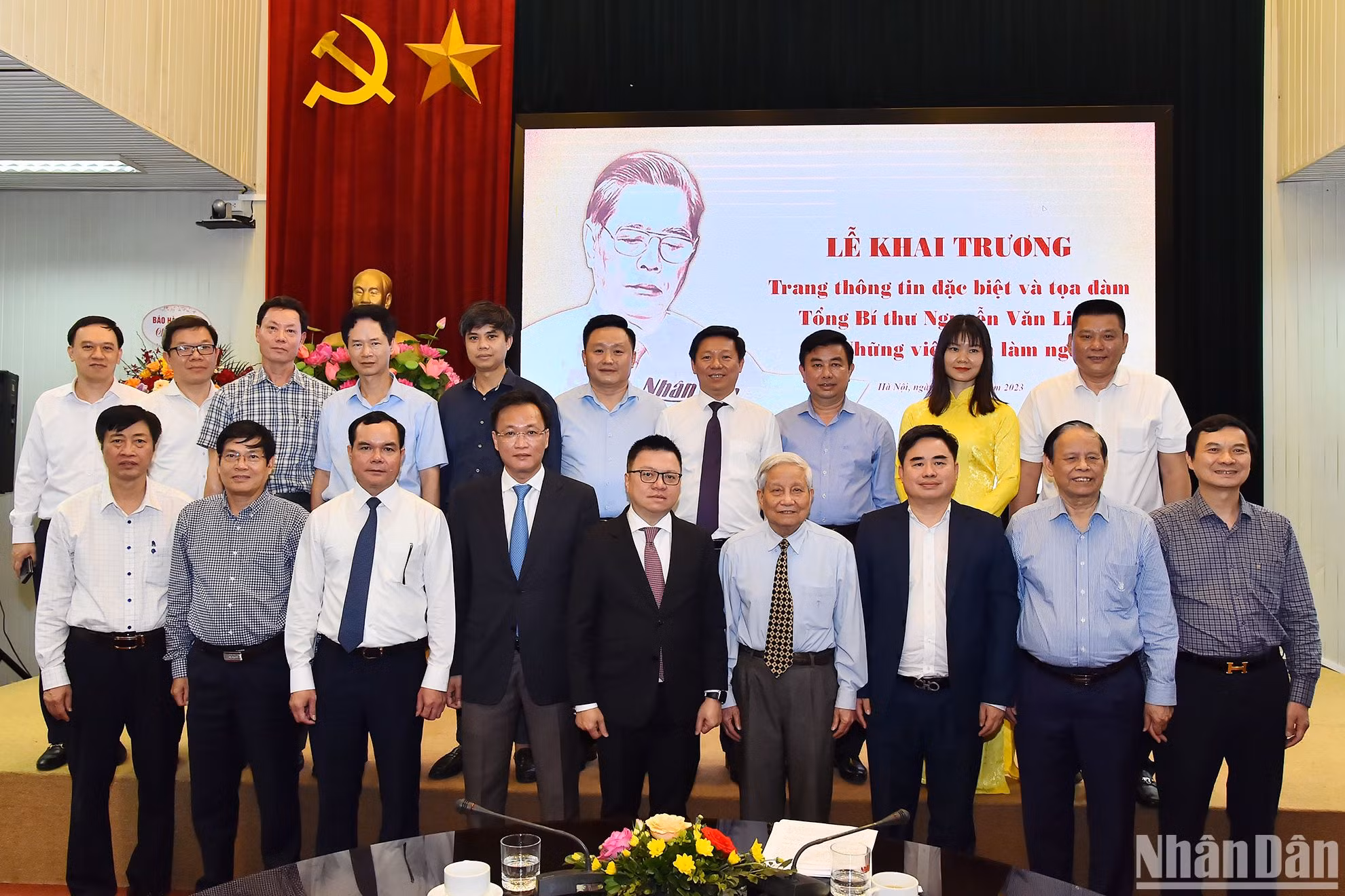 Các đại biểu tham dự lễ khai trương Trang thông tin đặc biệt và buổi tọa đàm Tổng Bí thư Nguyễn Văn Linh và “Những việc cần làm ngay” chụp ảnh lưu niệm sau buổi lễ.