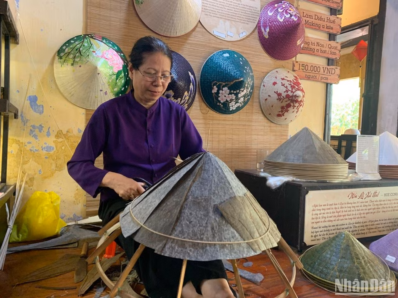 Cô Nguyễn Thị Gái, 61 tuổi, một nghệ nhân làm nón ở Huế cho biết: Nón hoàn toàn được làm bằng lá sen 2 lớp, sau khi chằm nón được phủ lớp sơn bề mặt; điều này giúp cho nón có thể chịu mưa chịu nắng tốt.