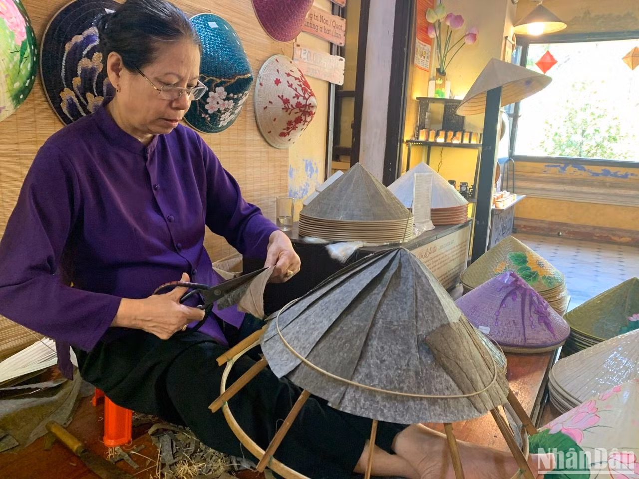 Là một trong những nghệ nhân lành nghề mỗi ngày cần mẫn cô Gái cũng làm được 2 chiếc nón lá sen.