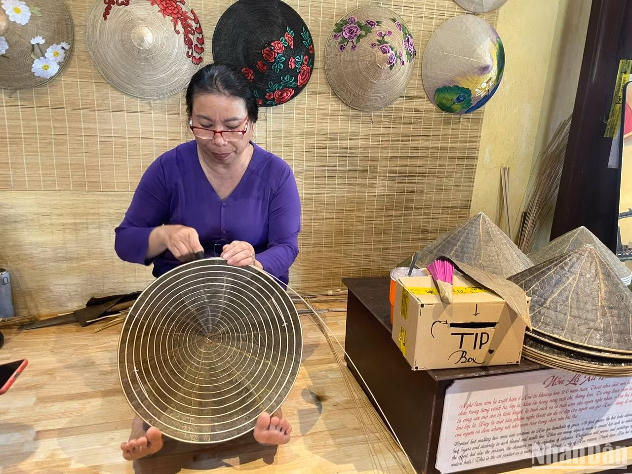 Điểm đặc biệt của nón lá sen Huế chính là những đường vân lá còn hiện rõ trên bề mặt nón. Mỗi chiếc lá có đường vân khác nhau, nên mỗi nón lá sen làm ra sẽ có những nét khác biệt, không chiếc nào giống chiếc nào.