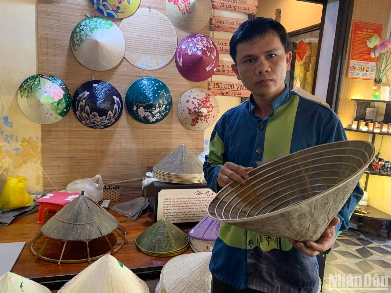 Anh Đằng chia sẻ: Vào mùa hè, sản phẩm nón lá sen bán chạy hơn cả. Vào mùa cao điểm, công ty anh phải thuê thêm thợ thủ công tại các làng nghề làm nón.