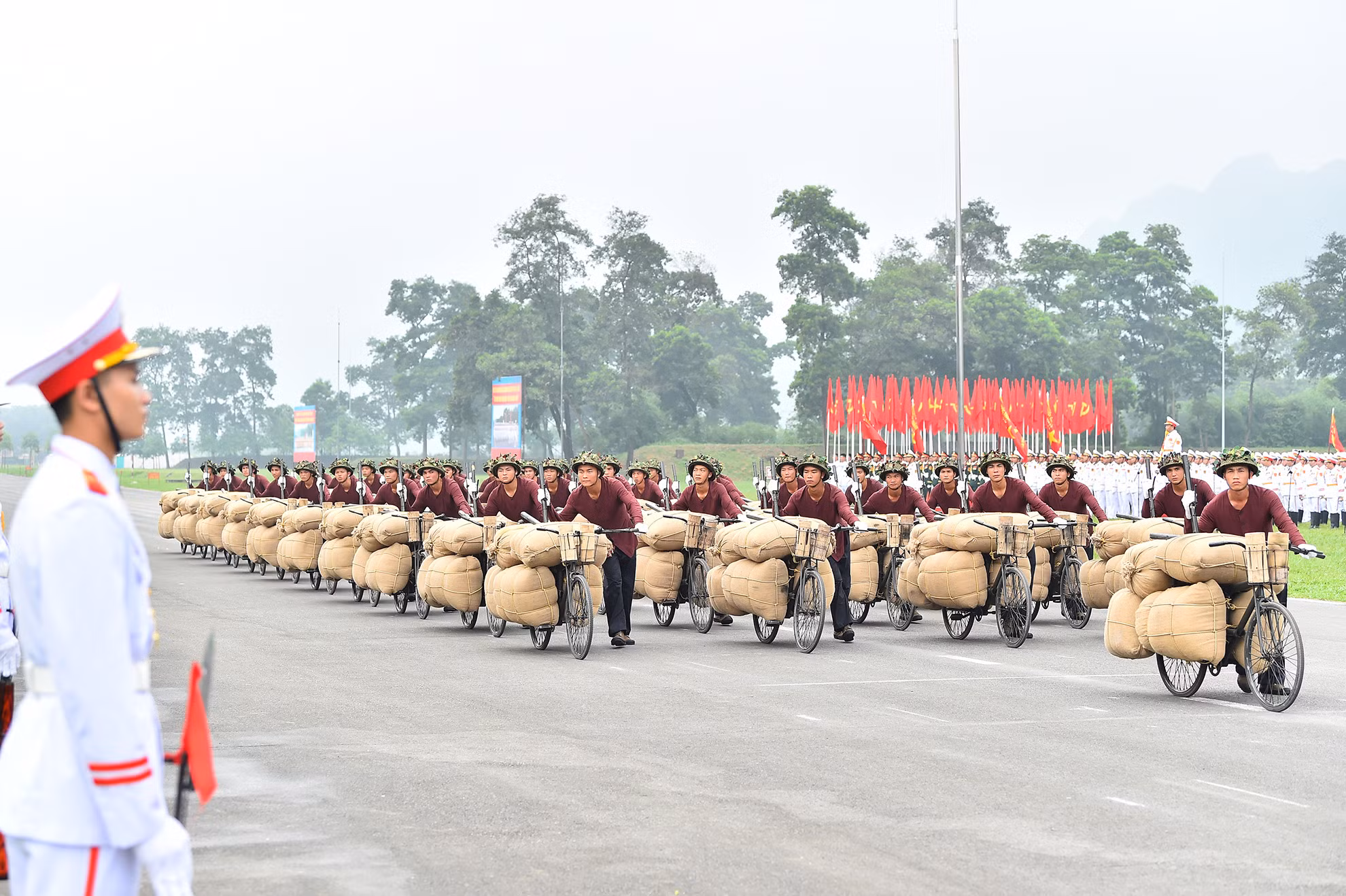 Trong Chiến dịch Điện Biên Phủ kéo dài từ 13/3 đến 7/5/1954, lực lượng của Pháp với hàng hóa tiếp tế được thả xuống từ máy bay, cho rằng đội quân của ta sẽ không thể bảo đảm được nhiệm vụ hậu cần trong điều kiện đường sá xa xôi, đèo dốc hiểm trở. Tuy nhiên, hơn 2 vạn dân công hỏa tuyến với những chiếc xe đạp thồ thô sơ đã khiến địch bất ngờ. Bằng ý chí quyết tâm, những nam nữ dân công đã chất lên xe tới 200-300kg hàng hóa. Trong Chiến dịch Điện Biên Phủ kéo dài từ 13/3 đến 7/5/1954, lực lượng của Pháp với hàng hóa tiếp tế được thả xuống từ máy bay, cho rằng đội quân của ta sẽ không thể bảo đảm được nhiệm vụ hậu cần trong điều kiện đường sá xa xôi, đèo dốc hiểm trở. Tuy nhiên, hơn 2 vạn dân công hỏa tuyến với những chiếc xe đạp thồ thô sơ đã khiến địch bất ngờ. Bằng ý chí quyết tâm, những nam nữ dân công đã chất lên xe tới 200-300kg hàng hóa.