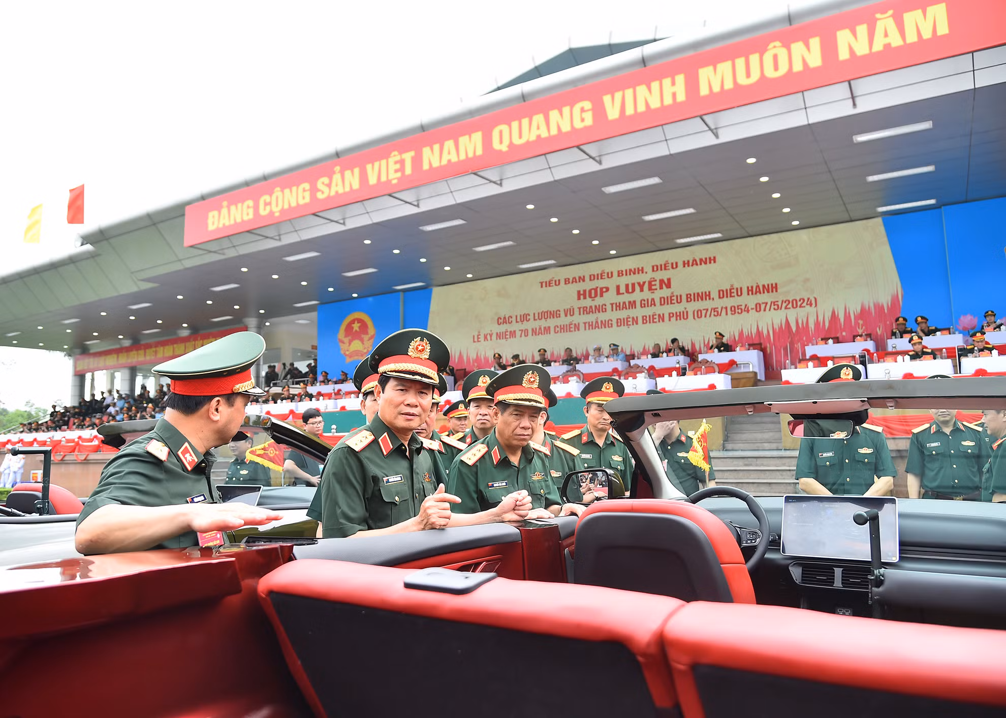 Tổng Tham mưu trưởng Quân đội nhân dân Việt Nam Nguyễn Tân Cương kiểm tra phương tiện tham gia phục vụ diễu binh, diễu hành Lễ kỷ niệm 70 năm Chiến thắng Điện Biên Phủ của lực lượng quân đội. Tổng Tham mưu trưởng Quân đội nhân dân Việt Nam Nguyễn Tân Cương kiểm tra phương tiện tham gia phục vụ diễu binh, diễu hành Lễ kỷ niệm 70 năm Chiến thắng Điện Biên Phủ của lực lượng quân đội.