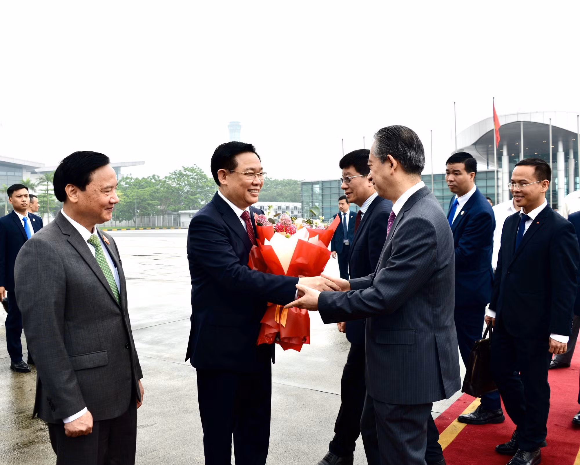 Chủ tịch Quốc hội Vương Đình Huệ và Đoàn đại biểu cấp cao nước ta rời Hà Nội lên đường thăm chính thức nước Cộng hòa nhân dân Trung Hoa. Tham gia tiễn Đoàn có Phó Chủ tịch Quốc hội Nguyễn Khắc Định; Đại sứ Trung Quốc tại Việt Nam Hùng Ba; lãnh đạo Văn phòng Quốc hội… (Ảnh: VĂN CHÚC)