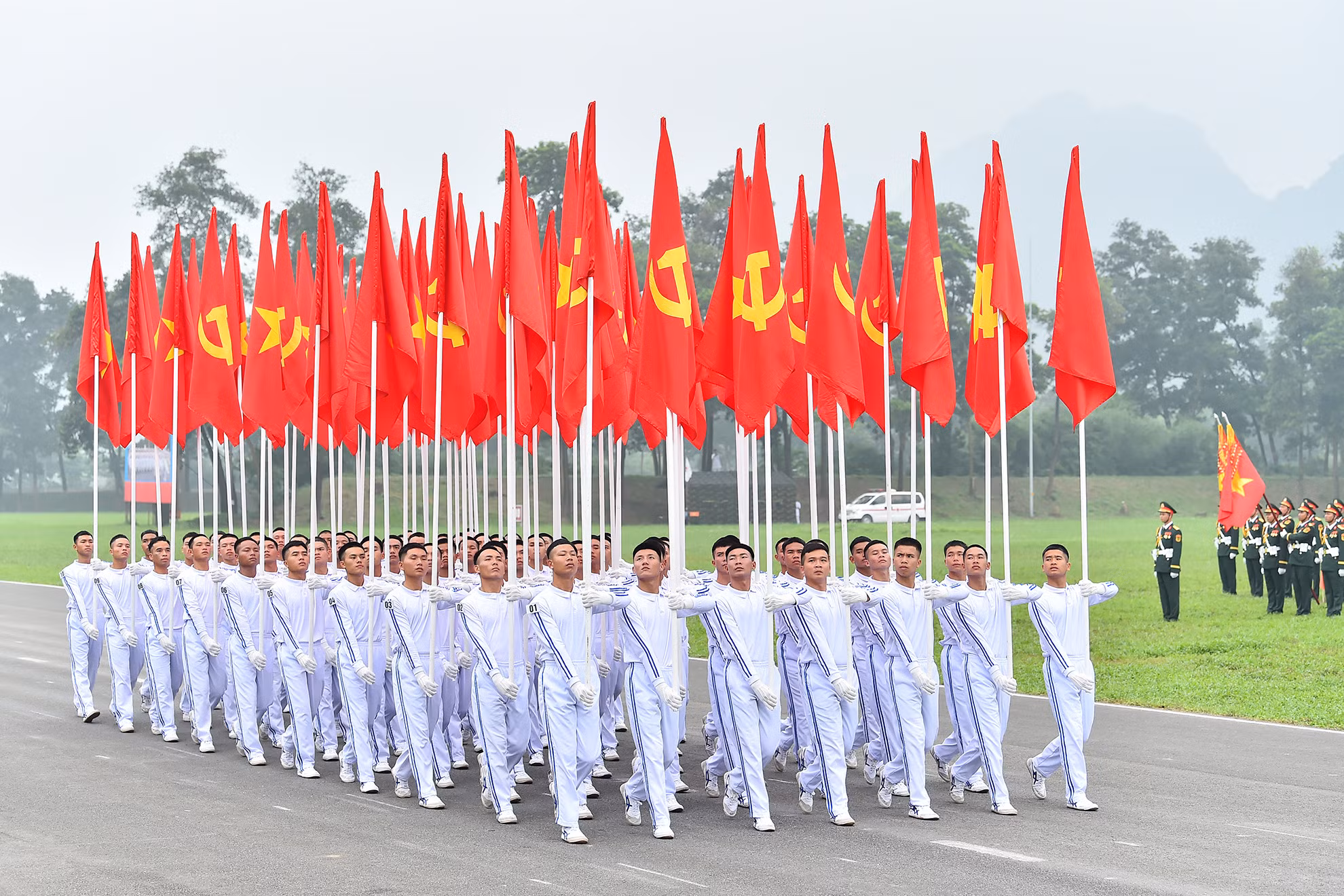 Khối cờ Đảng, cờ Tổ quốc với những lá cờ tung bay trước gió tiến vào Lễ đài. Khối cờ Đảng, cờ Tổ quốc với những lá cờ tung bay trước gió tiến vào Lễ đài.
