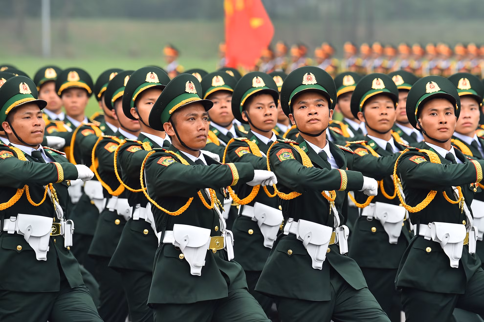 Khối sĩ quan Biên phòng tiến vào Lễ đài. Trong suốt 65 năm qua, Bộ đội biên phòng luôn tận trung với Đảng, tận hiếu với dân, sẵn sàng chiến đấu hy sinh vì sự nghiệp bảo vệ toàn vẹn lãnh thổ, an ninh biên giới quốc gia; xây dựng đường biên giới hòa bình, hữu nghị, hợp tác, phát triển với các nước láng giềng; ra sức học tập, rèn luyện, nâng cao bản lĩnh chính trị, chuyên môn, nghiệp vụ, hoàn thành tốt mọi nhiệm vụ. Khối sĩ quan Biên phòng tiến vào Lễ đài. Trong suốt 65 năm qua, Bộ đội biên phòng luôn tận trung với Đảng, tận hiếu với dân, sẵn sàng chiến đấu hy sinh vì sự nghiệp bảo vệ toàn vẹn lãnh thổ, an ninh biên giới quốc gia; xây dựng đường biên giới hòa bình, hữu nghị, hợp tác, phát triển với các nước láng giềng; ra sức học tập, rèn luyện, nâng cao bản lĩnh chính trị, chuyên môn, nghiệp vụ, hoàn thành tốt mọi nhiệm vụ.
