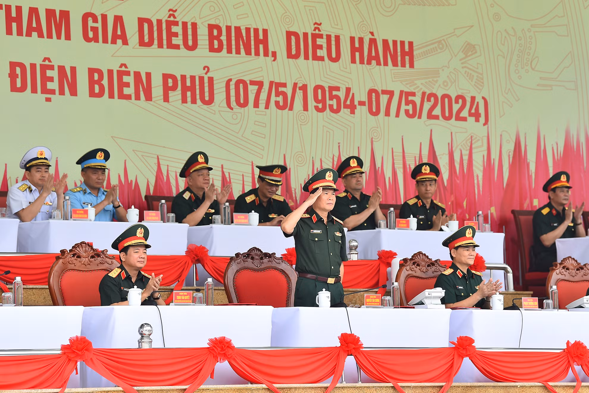 Đồng chí Thượng tướng Nguyễn Tân Cương, Ủy viên Trung ương Đảng, Ủy viên Thường vụ Quân ủy Trung ương, Tổng Tham mưu trưởng Quân đội nhân dân Việt Nam, Thứ trưởng Quốc phòng cùng các đại biểu tại buổi tổng duyệt diễu binh, diễu hành Lễ kỷ niệm 70 năm Chiến thắng Điện Biên Phủ. Đồng chí Thượng tướng Nguyễn Tân Cương, Ủy viên Trung ương Đảng, Ủy viên Thường vụ Quân ủy Trung ương, Tổng Tham mưu trưởng Quân đội nhân dân Việt Nam, Thứ trưởng Quốc phòng cùng các đại biểu tại buổi tổng duyệt diễu binh, diễu hành Lễ kỷ niệm 70 năm Chiến thắng Điện Biên Phủ.
