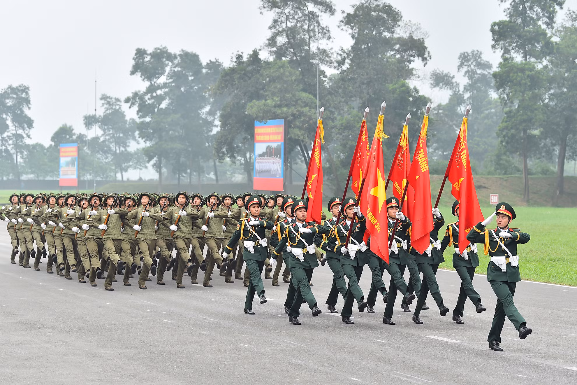 Lễ diễu binh, diễu hành chính thức sẽ được tổ chức vào sáng 7/5/2024 tại sân vận động tỉnh Điện Biên, đúng dịp kỷ niệm 70 năm Chiến thắng Điện Biên Phủ "lừng lẫy năm châu".