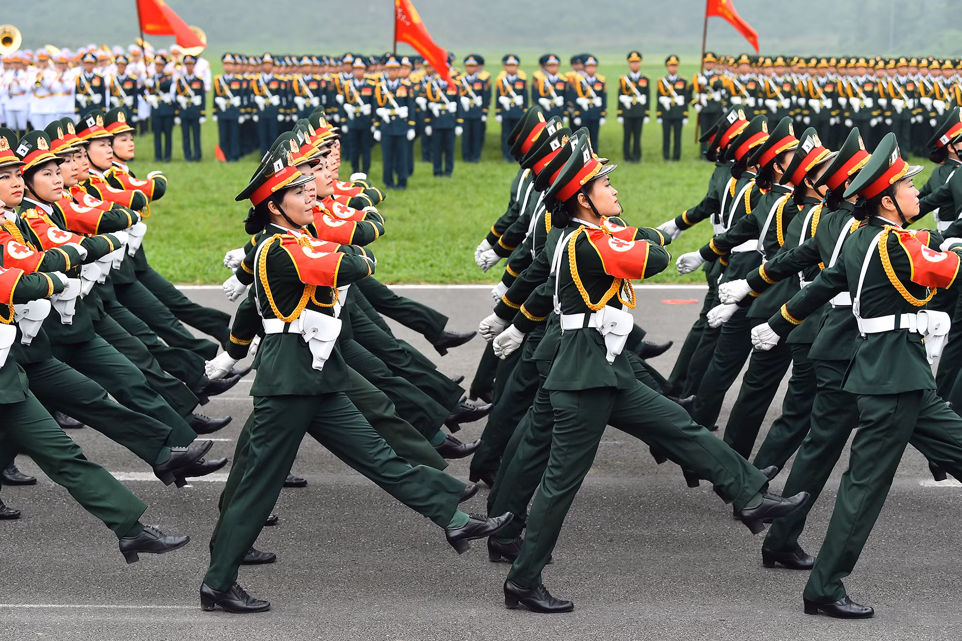 Cùng với đội ngũ thầy thuốc Quân y, các nữ sĩ quan Quân y ra sức học tập, rèn luyện, nghiên cứu khoa học, có mặt ở những nơi khó khăn, gian khổ, ác liệt nhất, vừa chiến đấu, phục vụ chiến đấu, cấp cứu, điều trị thương, bệnh binh, chăm sóc, bảo vệ sức khỏe bộ đội và nhân dân, góp phần vào thắng lợi của Chiến dịch Điện Biên Phủ và các cuộc chiến tranh giải phóng đất nước, bảo vệ Tổ quốc xứng đáng với lời Bác Hồ dạy: “Lương y như từ mẫu”. Cùng với đội ngũ thầy thuốc Quân y, các nữ sĩ quan Quân y ra sức học tập, rèn luyện, nghiên cứu khoa học, có mặt ở những nơi khó khăn, gian khổ, ác liệt nhất, vừa chiến đấu, phục vụ chiến đấu, cấp cứu, điều trị thương, bệnh binh, chăm sóc, bảo vệ sức khỏe bộ đội và nhân dân, góp phần vào thắng lợi của Chiến dịch Điện Biên Phủ và các cuộc chiến tranh giải phóng đất nước, bảo vệ Tổ quốc xứng đáng với lời Bác Hồ dạy: “Lương y như từ mẫu”.