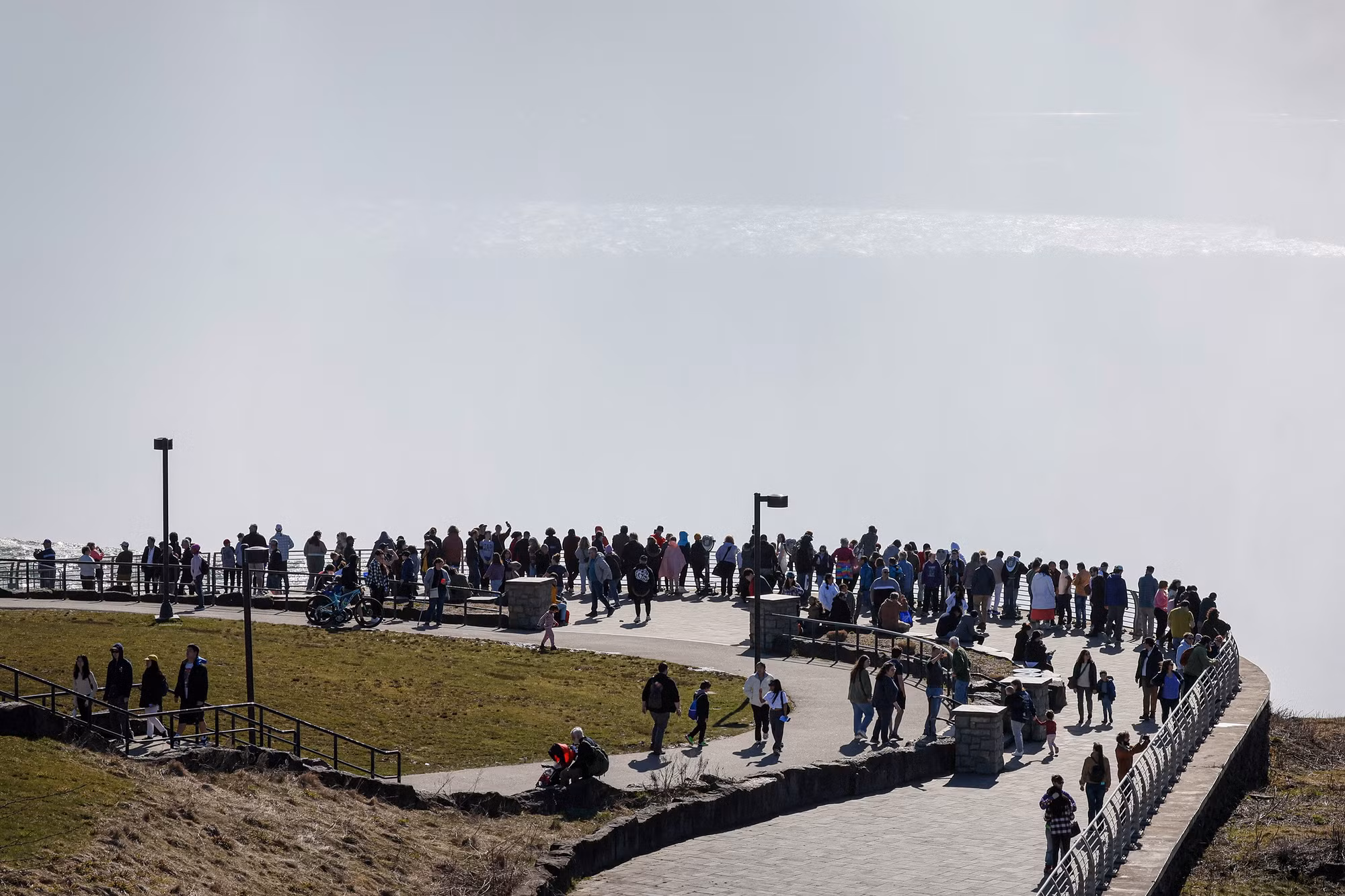 Hàng dài khách du lịch chờ đợi để quan sát nhật thực toàn phần trên thác Niagara. (Ảnh: Reuters) Hàng dài khách du lịch chờ đợi để quan sát nhật thực toàn phần trên thác Niagara. (Ảnh: Reuters)
