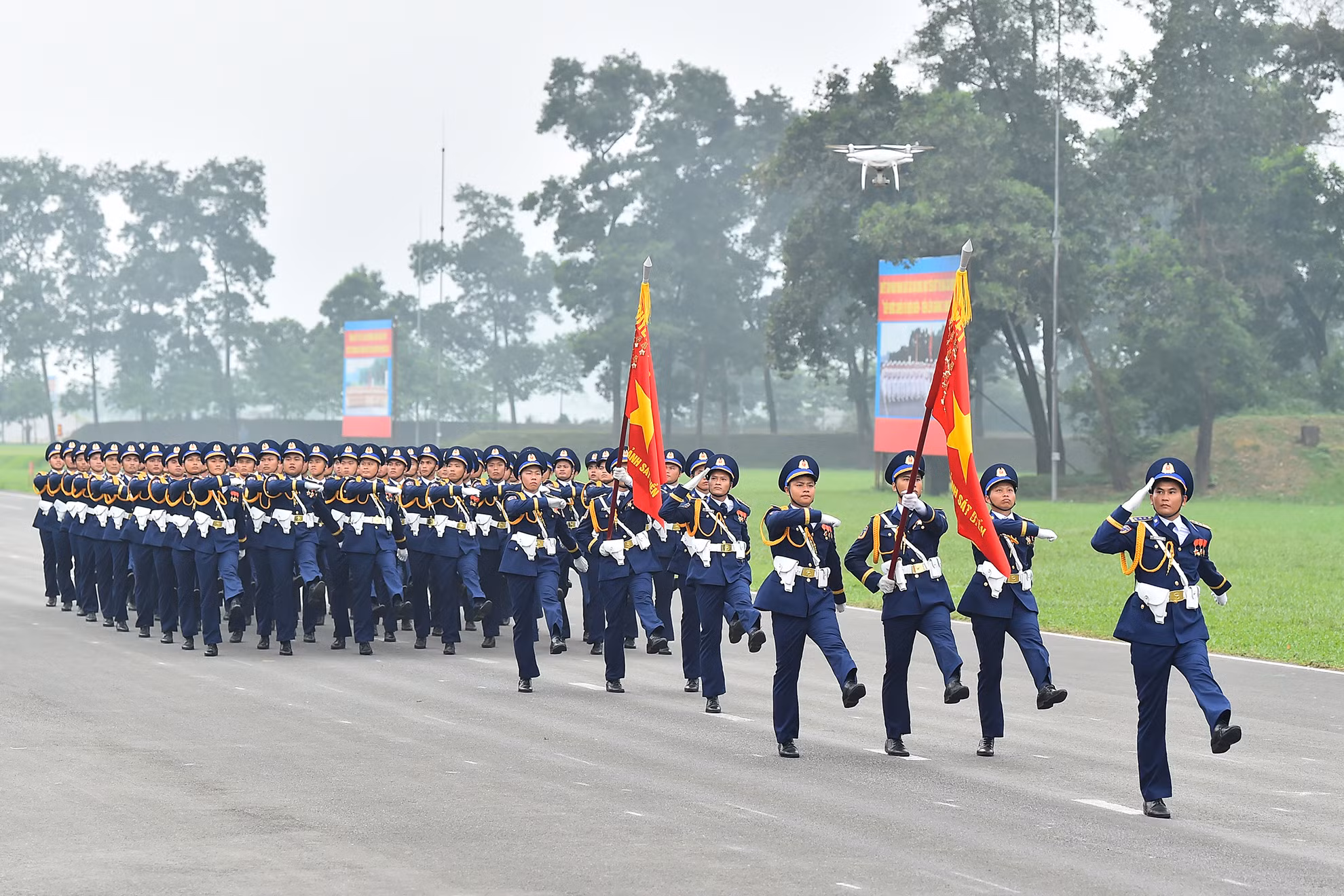 Khối sĩ quan Cảnh sát biển Việt Nam tiến vào Lễ đài. Cảnh sát biển Việt Nam - Lực lượng chuyên trách, nòng cốt thực thi pháp luật, bảo vệ an ninh quốc gia, trật tự an toàn; quyền, lợi ích hợp pháp, chính đáng của Việt Nam trên biển; đấu tranh với các loại tội phạm và vi phạm pháp luật, góp phần phát triển bền vững kinh tế biển, bảo vệ vững chắc chủ quyền biển đảo. Khối sĩ quan Cảnh sát biển Việt Nam tiến vào Lễ đài. Cảnh sát biển Việt Nam - Lực lượng chuyên trách, nòng cốt thực thi pháp luật, bảo vệ an ninh quốc gia, trật tự an toàn; quyền, lợi ích hợp pháp, chính đáng của Việt Nam trên biển; đấu tranh với các loại tội phạm và vi phạm pháp luật, góp phần phát triển bền vững kinh tế biển, bảo vệ vững chắc chủ quyền biển đảo.