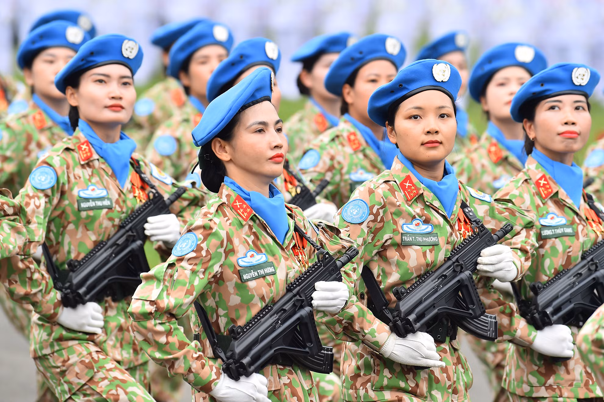 Khối Nữ lực lượng gìn giữ hòa bình của Quân đội nhân dân Việt Nam tiến vào Lễ đài. Hành trình 10 năm xây dựng, trưởng thành, các lực lượng gìn giữ hòa bình Việt Nam luôn quán triệt sâu sắc đường lối đối ngoại của Đảng, nêu cao tinh thần độc lập, tự chủ, hòa bình, hữu nghị, hợp tác và phát triển, hoàn thành xuất sắc mọi nhiệm vụ; khẳng định Việt Nam là bạn, là đối tác tin cậy, thành viên có trách nhiệm của cộng đồng quốc tế, để lại nhiều ấn tượng, tình cảm tốt đẹp về đất nước, con người Việt Nam với bè bạn năm châu, đồng nghiệp quốc tế và người dân địa phương. Khối Nữ lực lượng gìn giữ hòa bình của Quân đội nhân dân Việt Nam tiến vào Lễ đài. Hành trình 10 năm xây dựng, trưởng thành, các lực lượng gìn giữ hòa bình Việt Nam luôn quán triệt sâu sắc đường lối đối ngoại của Đảng, nêu cao tinh thần độc lập, tự chủ, hòa bình, hữu nghị, hợp tác và phát triển, hoàn thành xuất sắc mọi nhiệm vụ; khẳng định Việt Nam là bạn, là đối tác tin cậy, thành viên có trách nhiệm của cộng đồng quốc tế, để lại nhiều ấn tượng, tình cảm tốt đẹp về đất nước, con người Việt Nam với bè bạn năm châu, đồng nghiệp quốc tế và người dân địa phương.