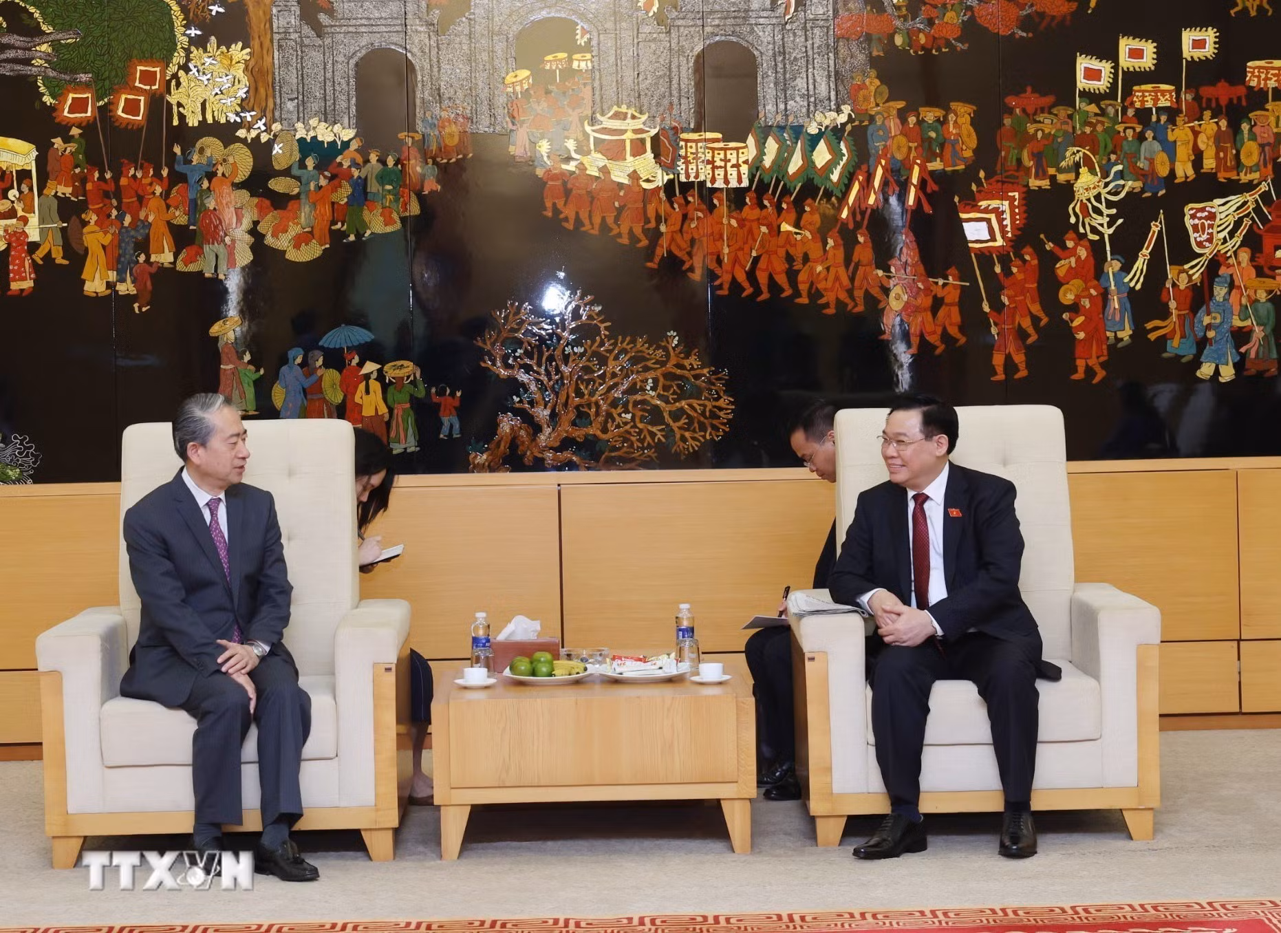 Đại sứ Trung Quốc tại Việt Nam Hùng Ba tiễn Chủ tịch Quốc hội Vương Đình Huệ tại Sân bay Quốc tế Nội Bài. (Ảnh: TTXVN)