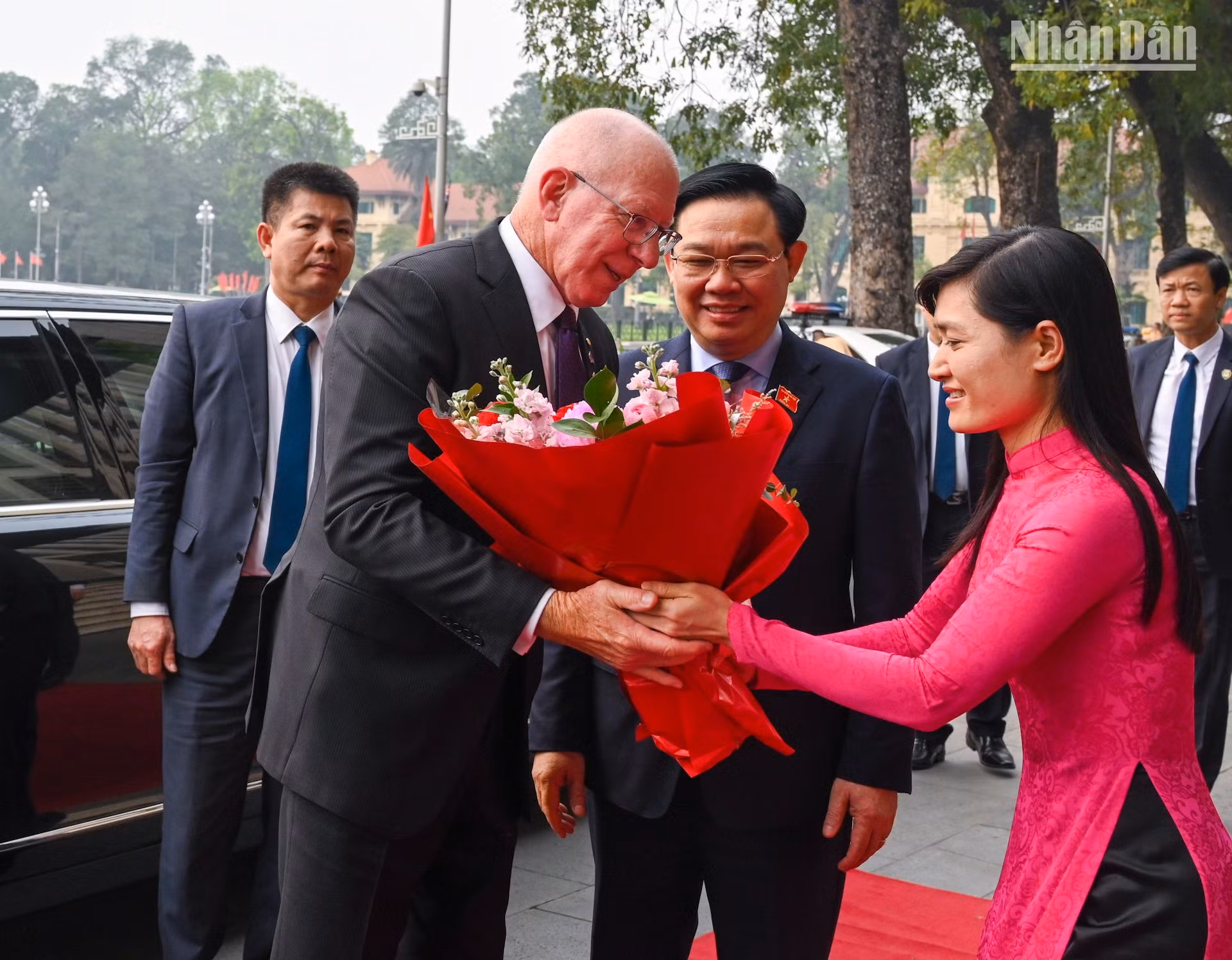 Nhân viên Văn phòng Quốc hội tặng hoa chào mừng Toàn quyền Australia David Hurley. Nhân viên Văn phòng Quốc hội tặng hoa chào mừng Toàn quyền Australia David Hurley.