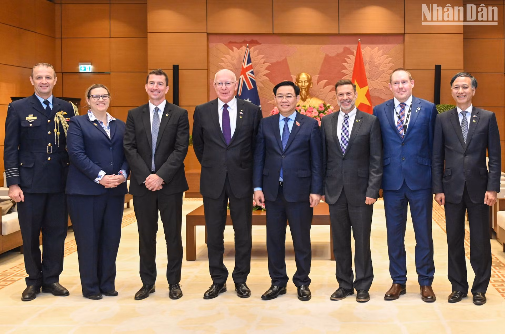 Chủ tịch Quốc hội Vương Đình Huệ và Toàn quyền Australia David Hurley chụp ảnh lưu niệm với các đại biểu dự buổi tiếp. Chủ tịch Quốc hội Vương Đình Huệ và Toàn quyền Australia David Hurley chụp ảnh lưu niệm với các đại biểu dự buổi tiếp.