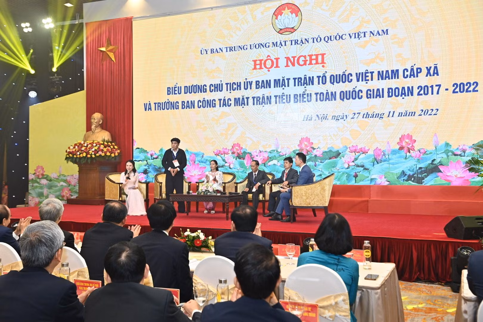 Các gương điển hình cán bộ Mặt trận Tổ quốc Việt Nam tiêu biểu giao lưu tại hội nghị.