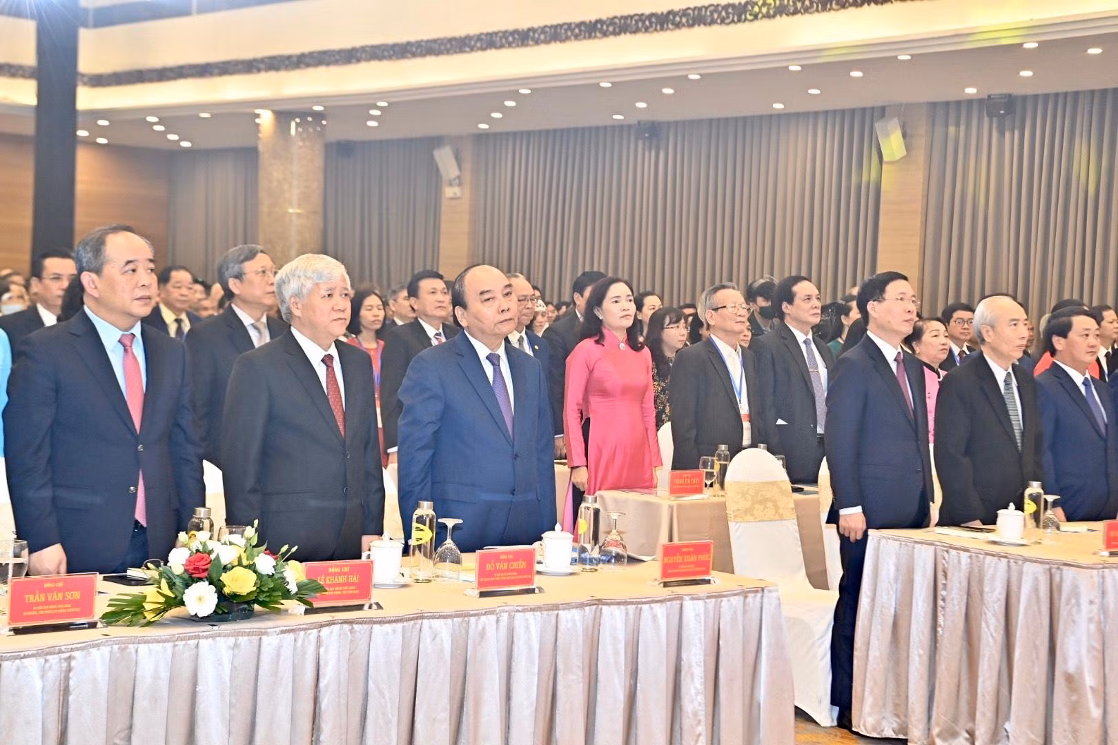 Chủ tịch nước Nguyễn Xuân Phúc và các đại biểu thực hiện nghi thức chào cờ Tổ quốc.