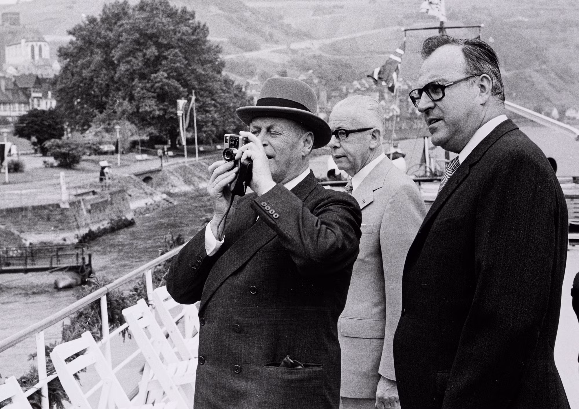 Vua Olav V trong chuyến công du tới Đức vào năm 1973. Phía sau là Tổng thống Liên bang thời đó, Gustav Walter Heinemann. (Ảnh: Bộ sưu tập Hoàng gia)