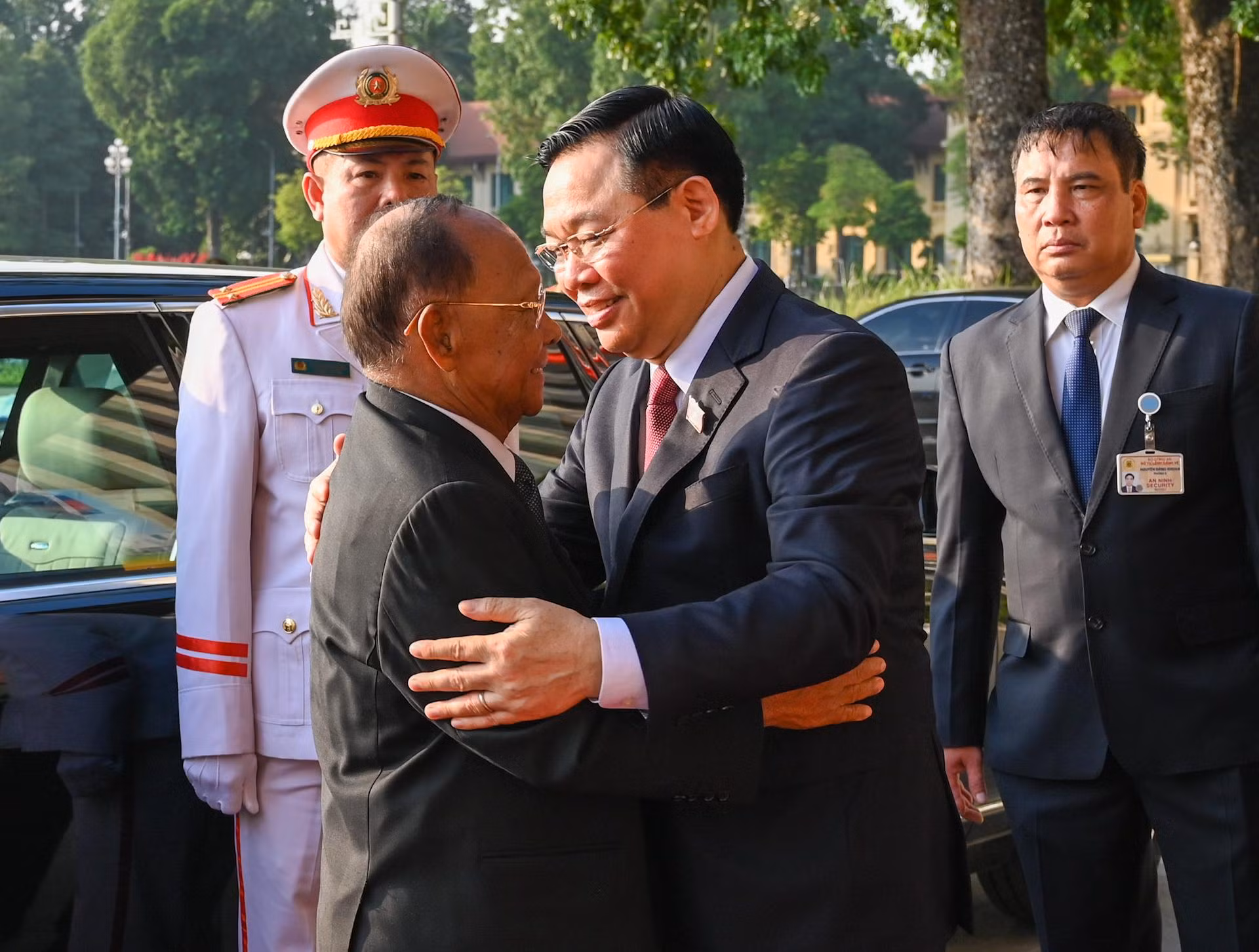 Chủ tịch Quốc hội Vương Đình Huệ nồng nhiệt chào đón Chủ tịch Quốc hội Campuchia Samdech Heng Samrin thăm chính thức Việt Nam.