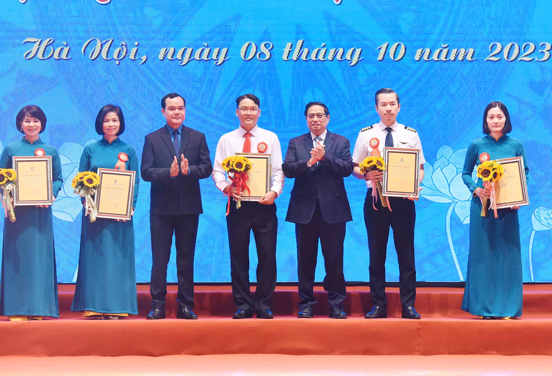 Thủ tướng Phạm Minh Chính, Chủ tịch Tổng Liên đoàn Lao động Việt Nam Nguyễn Đình Khang và các đại biểu được vinh danh. Thủ tướng Phạm Minh Chính, Chủ tịch Tổng Liên đoàn Lao động Việt Nam Nguyễn Đình Khang và các đại biểu được vinh danh.