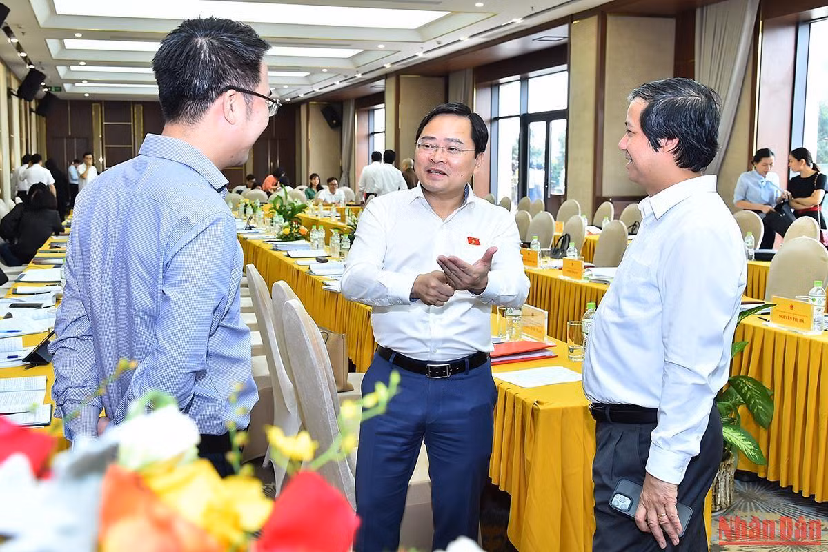 Các đại biểu trao đổi bên lề phiên họp.