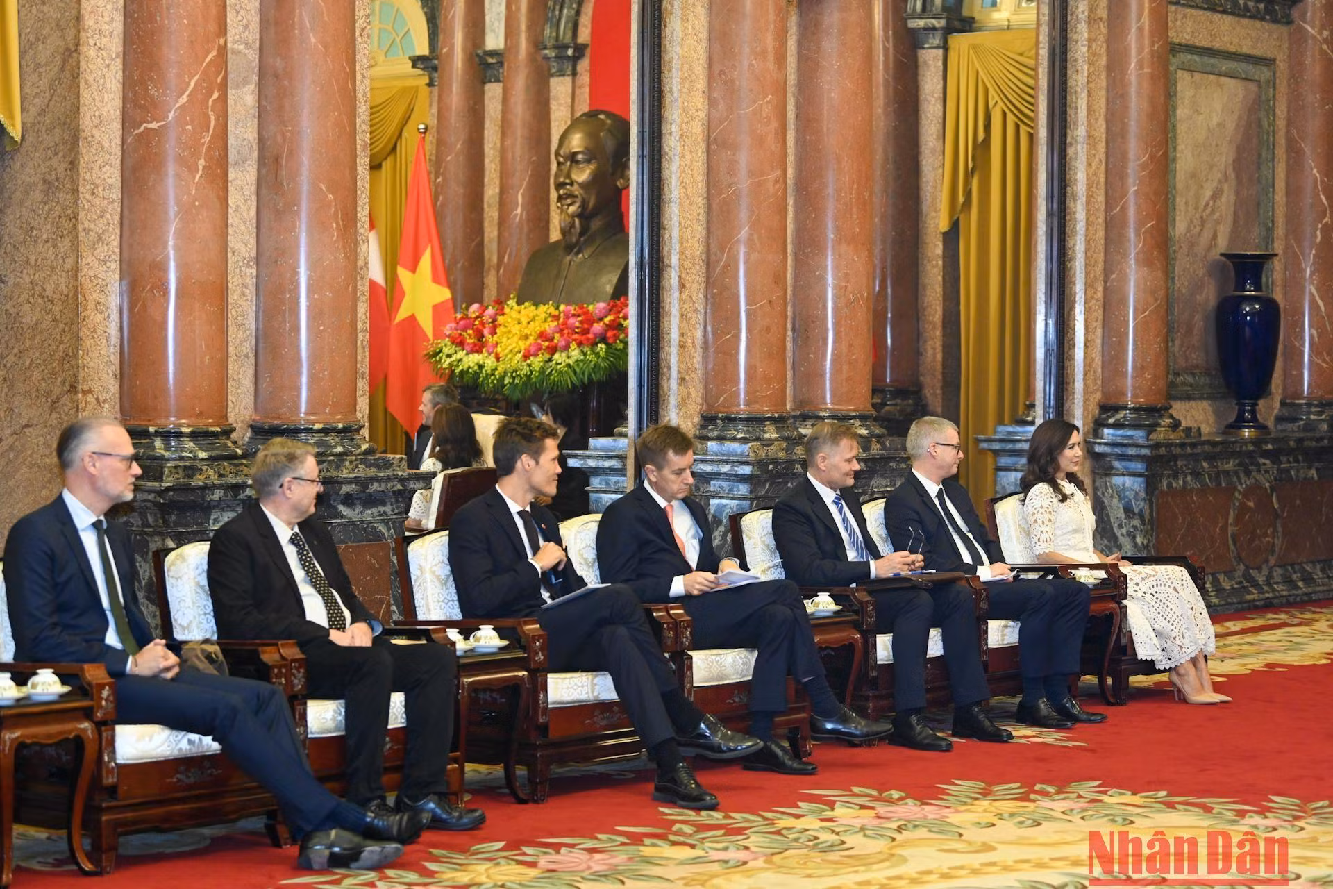 Công nương phu nhân Mary Elizabeth và thành viên đoàn Đan Mạch dự buổi tiếp.