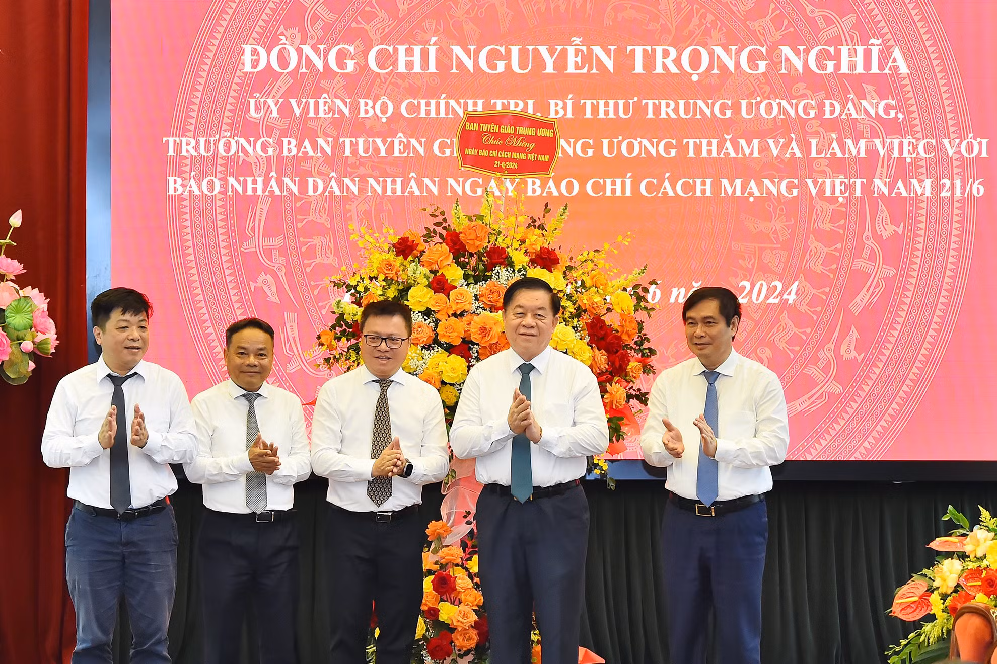 Đồng chí Nguyễn Trọng Nghĩa, Ủy viên Bộ Chính trị, Bí thư Trung ương Đảng, Trưởng Ban Tuyên giáo Trung ương đến thăm và làm việc với Báo Nhân Dân. (Ảnh: THỦY NGUYÊN)