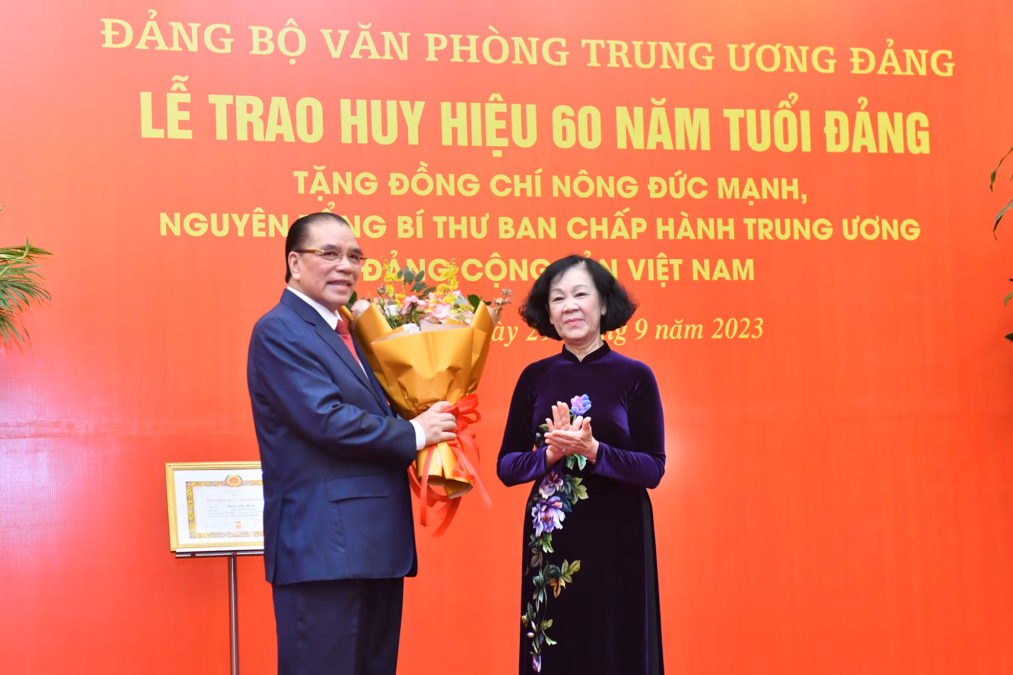 Thường trực Ban Bí thư, Trưởng Ban Tổ chức Trung ương Trương Thị Mai chúc mừng nguyên Tổng Bí thư Nông Đức Mạnh.