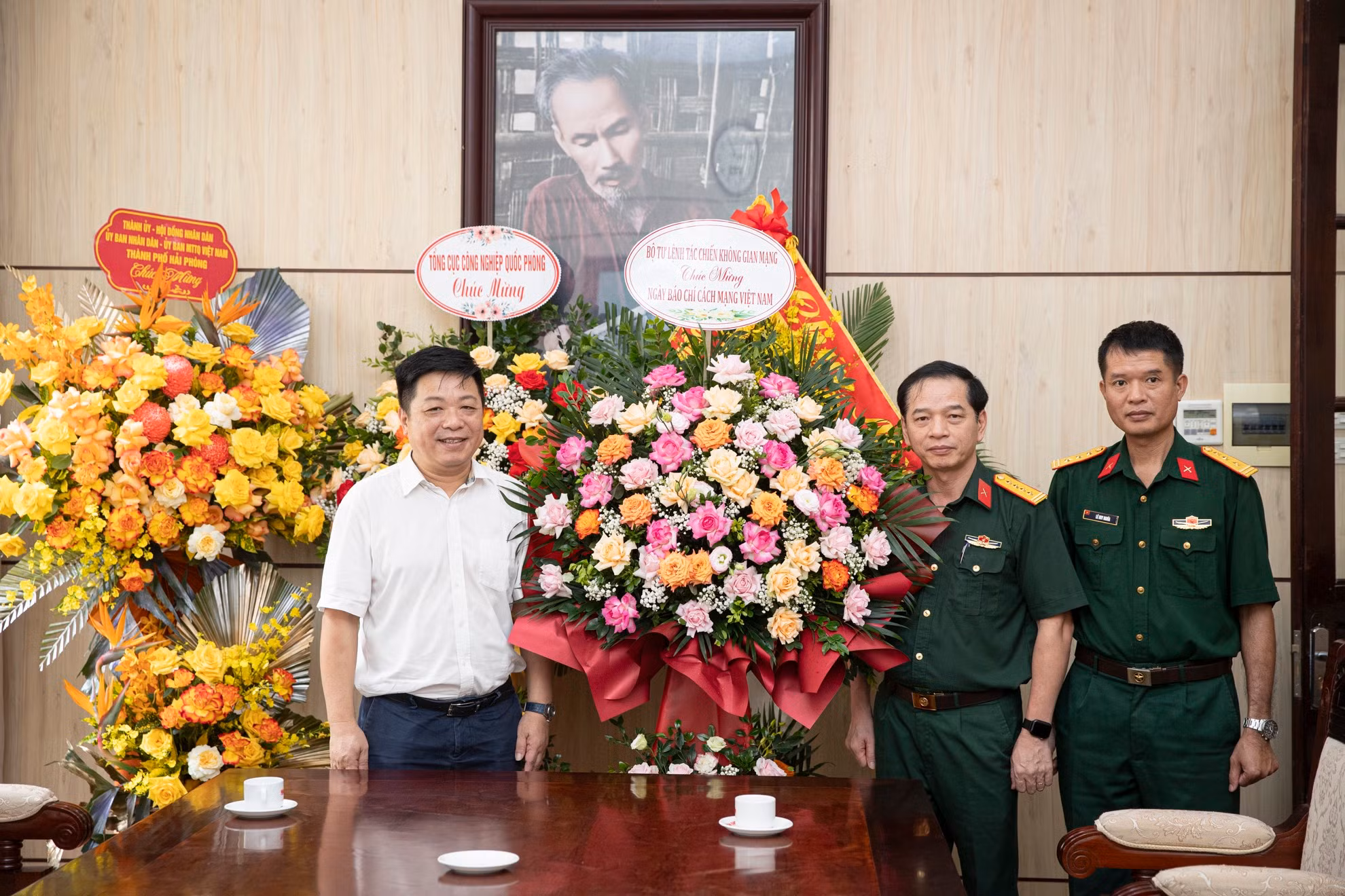 Đoàn đại biểu Bộ Tư lệnh Tác chiến Không gian mạng tặng lẵng hoa tươi thắm cho Báo Nhân Dân. Đoàn đại biểu Bộ Tư lệnh Tác chiến Không gian mạng tặng lẵng hoa tươi thắm cho Báo Nhân Dân.