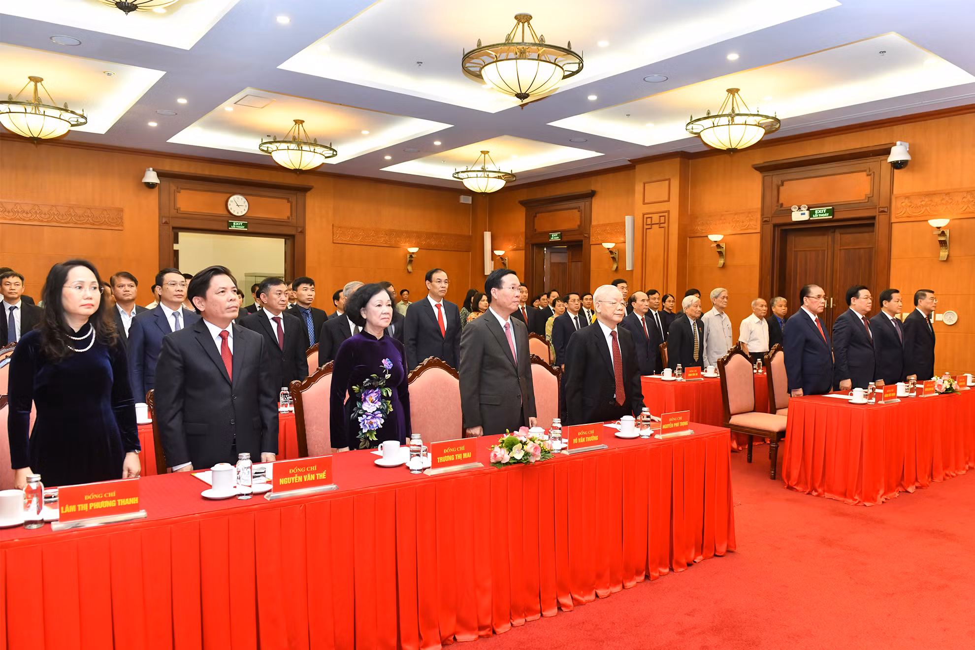 Các đồng chí lãnh đạo, nguyên lãnh đạo Đảng, Nhà nước và các đại biểu thực hiện nghi thức chào cờ và hát Quốc ca, Đảng ca.