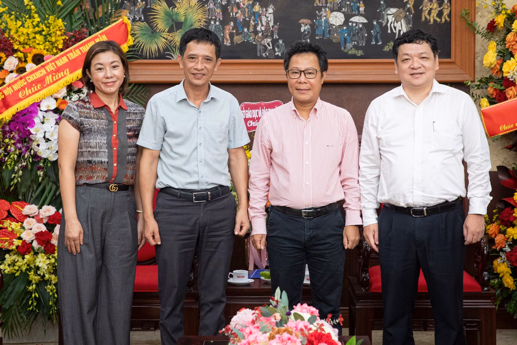 Đoàn đại biểu Sở Giáo dục và Đào tạo Hà Nội gửi lời chúc tốt đẹp tới tập thể những người làm Báo Nhân Dân. Đoàn đại biểu Sở Giáo dục và Đào tạo Hà Nội gửi lời chúc tốt đẹp tới tập thể những người làm Báo Nhân Dân.