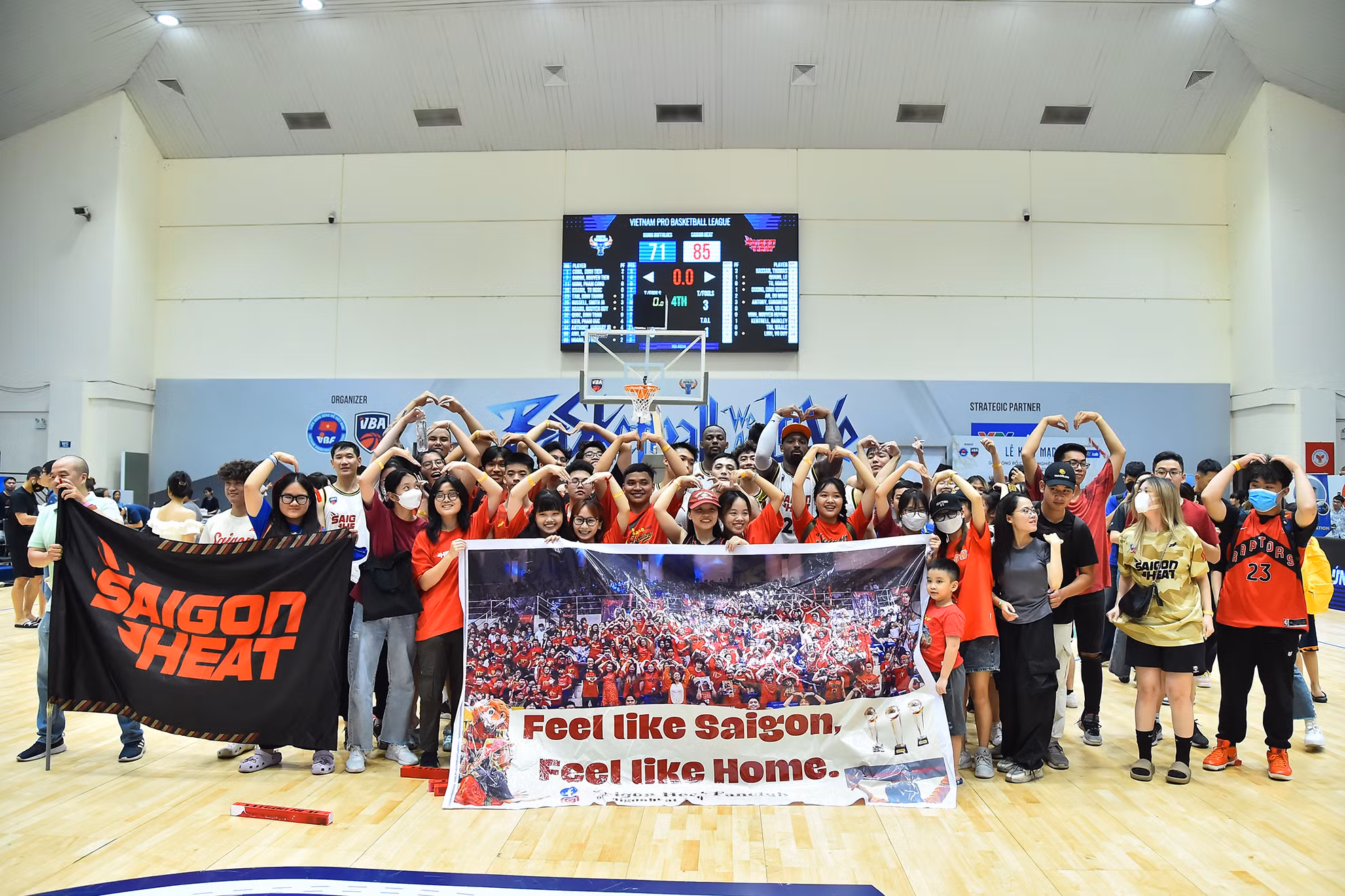 Niềm vui của cổ động viên và các cầu thủ Saigon Heat sau trận đấu với Hanoi Buffaloes. Niềm vui của cổ động viên và các cầu thủ Saigon Heat sau trận đấu với Hanoi Buffaloes.
