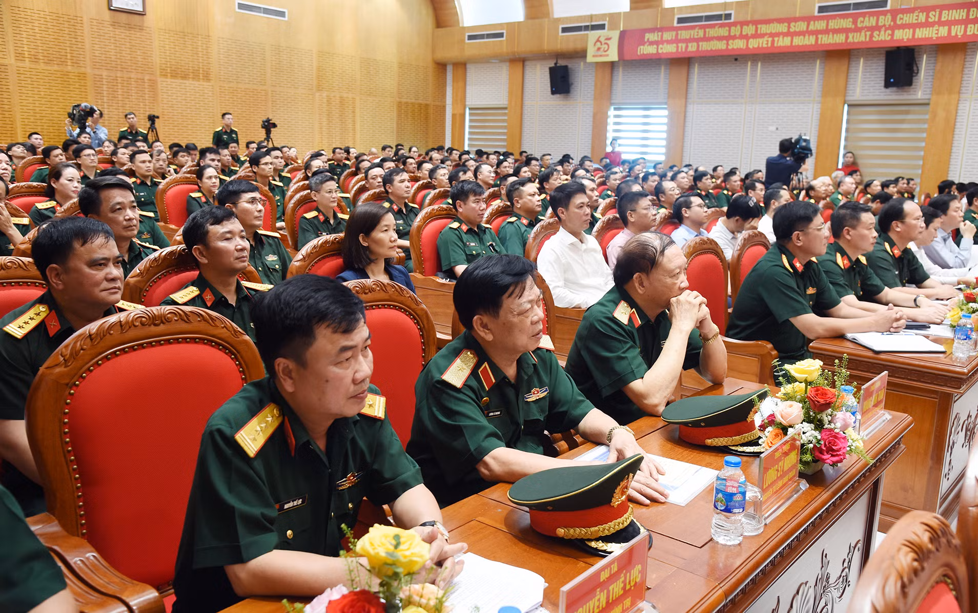 Các đại biểu tham dự buổi làm việc.