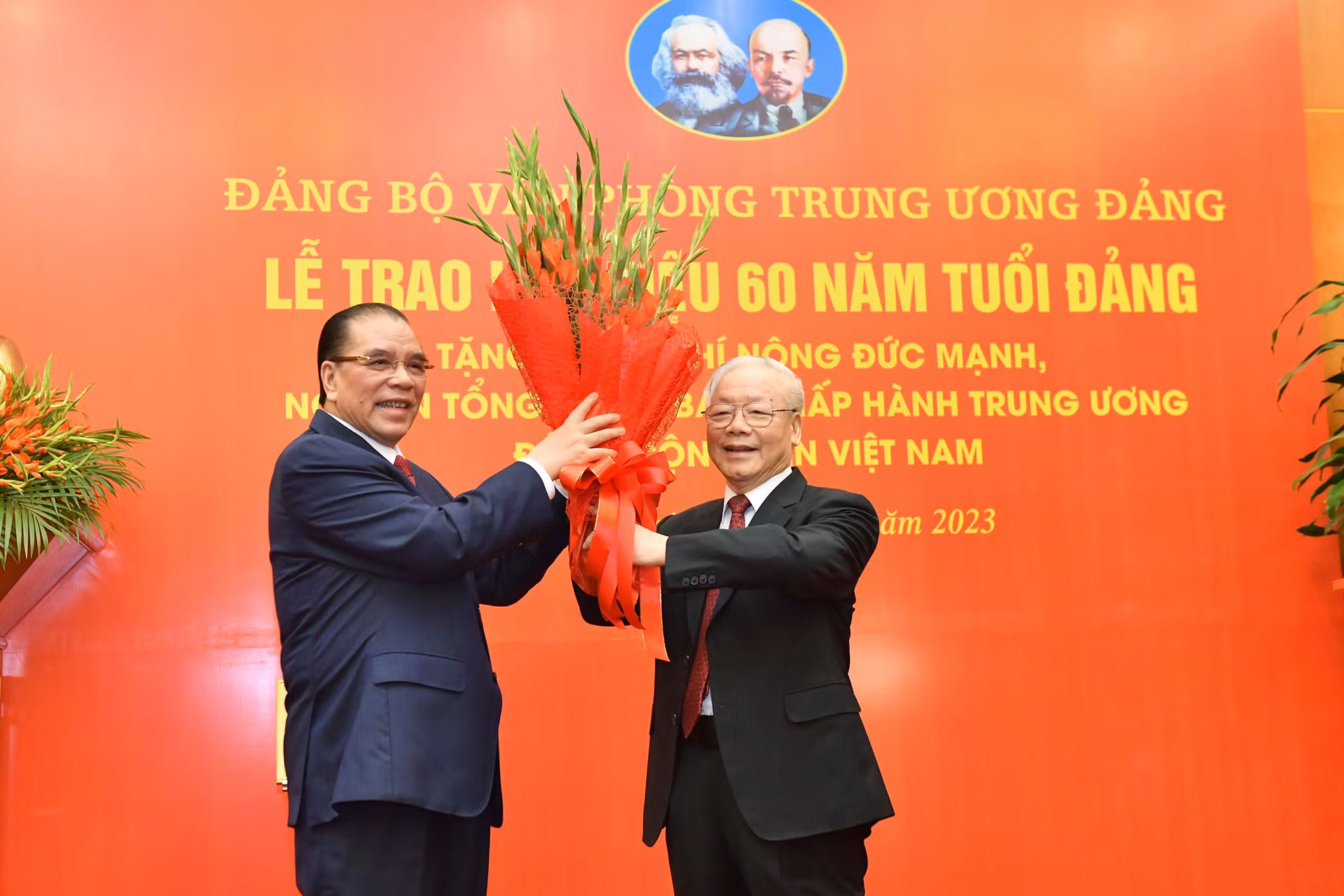 Tổng Bí thư Nguyễn Phú Trọng tặng hoa chúc mừng nguyên Tổng Bí thư Nông Đức Mạnh.