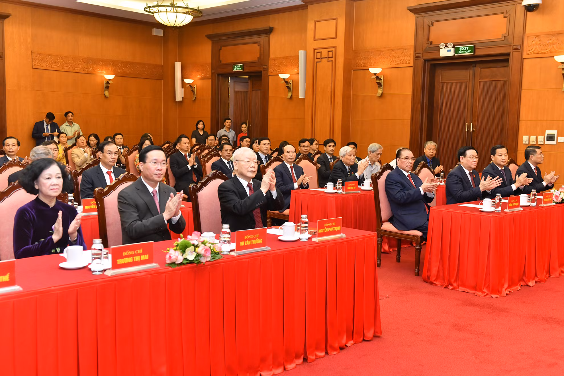 Tổng Bí thư Nguyễn Phú Trọng, nguyên Tổng Bí thư Nông Đức Mạnh và các đồng chí lãnh đạo Đảng, Nhà nước dự buổi lễ.
