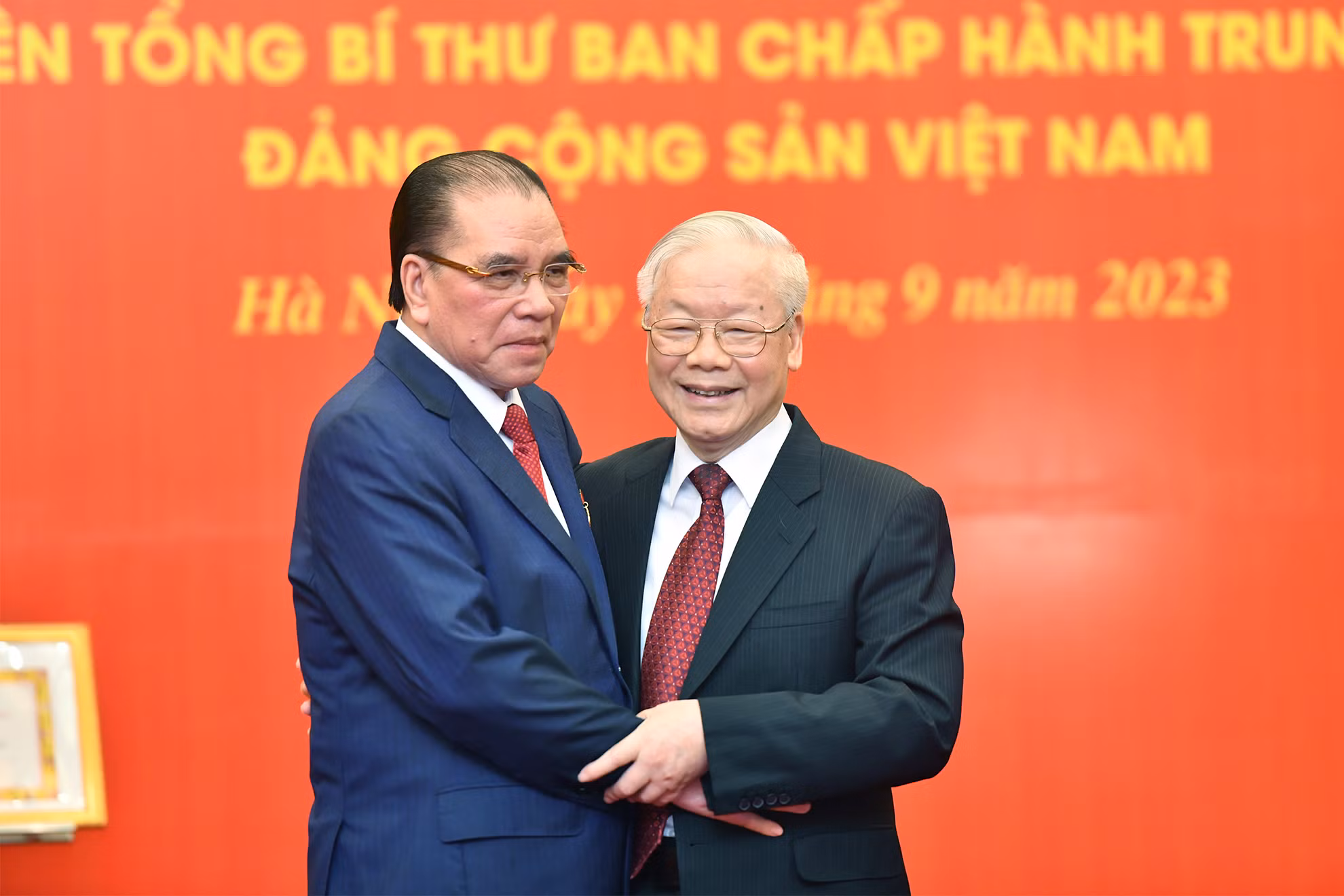 Tổng Bí thư Nguyễn Phú Trọng và nguyên Tổng Bí thư Nông Đức Mạnh tại buổi lễ.